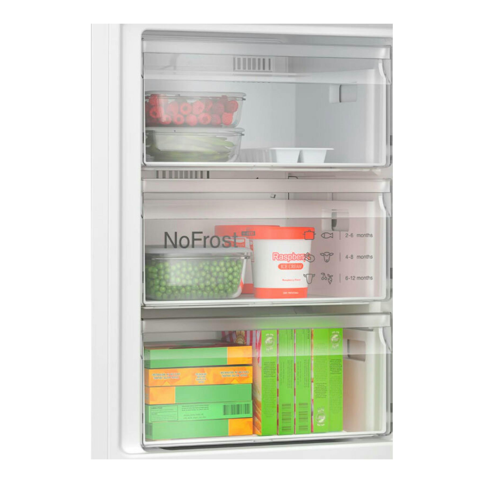 Interior frontal de frigorífico combi Bosch KGN392WCF blanco, con cajones transparentes y alimentos.