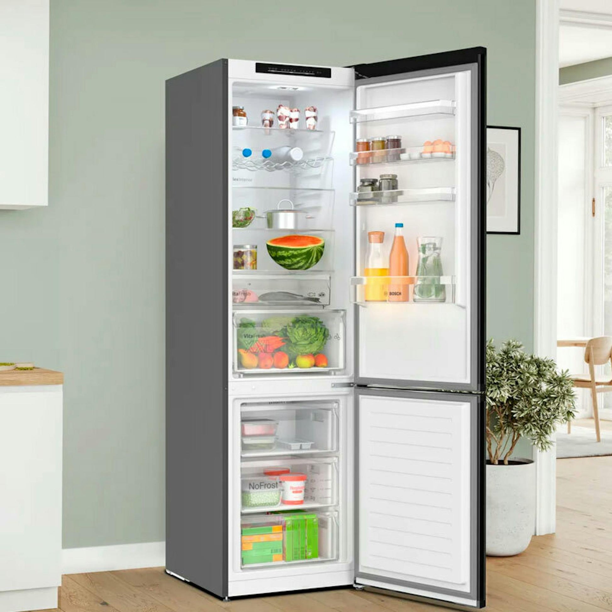 Frigorífico combi Bosch KGN392XCF en acero negro con las puertas abiertas