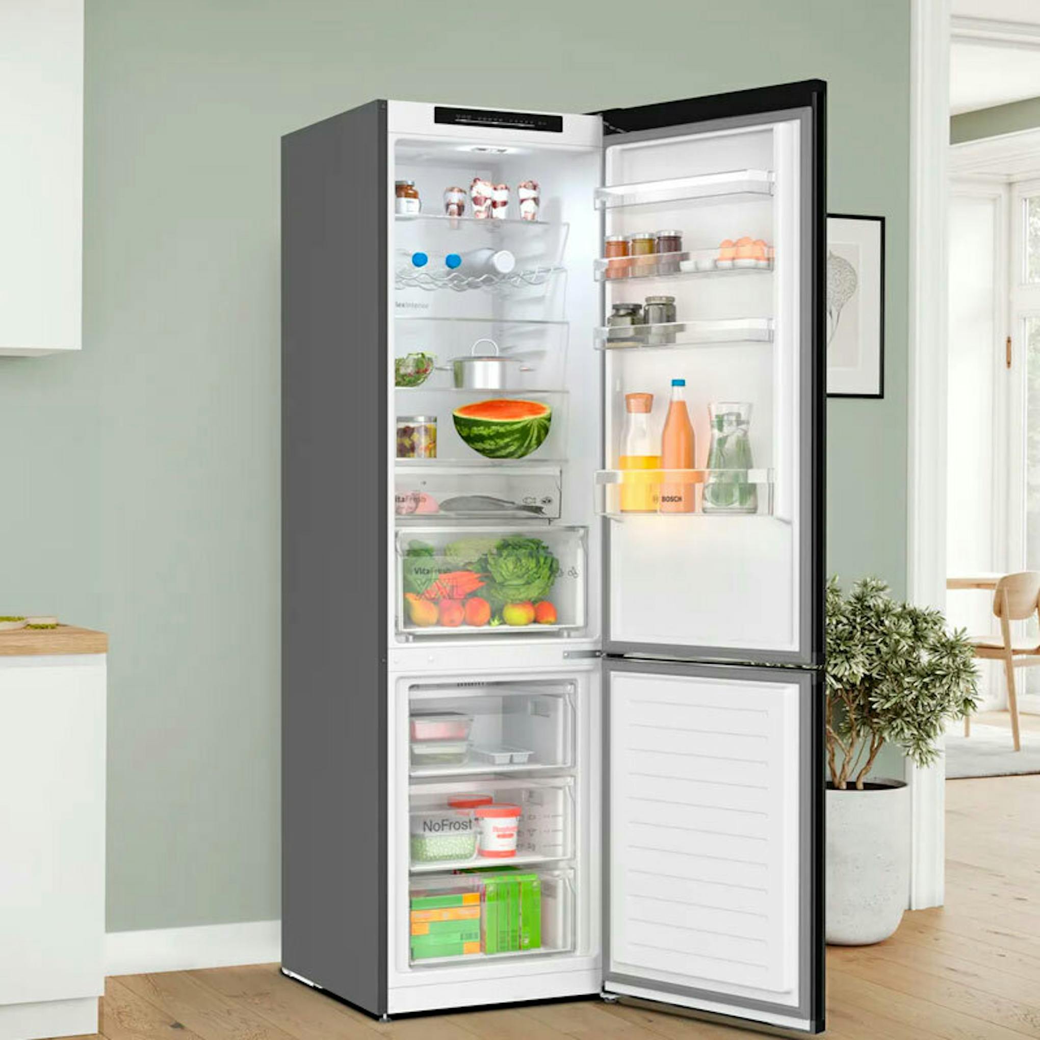 Frigorífico combi Bosch KGN392XCF en acero negro con las puertas abiertas