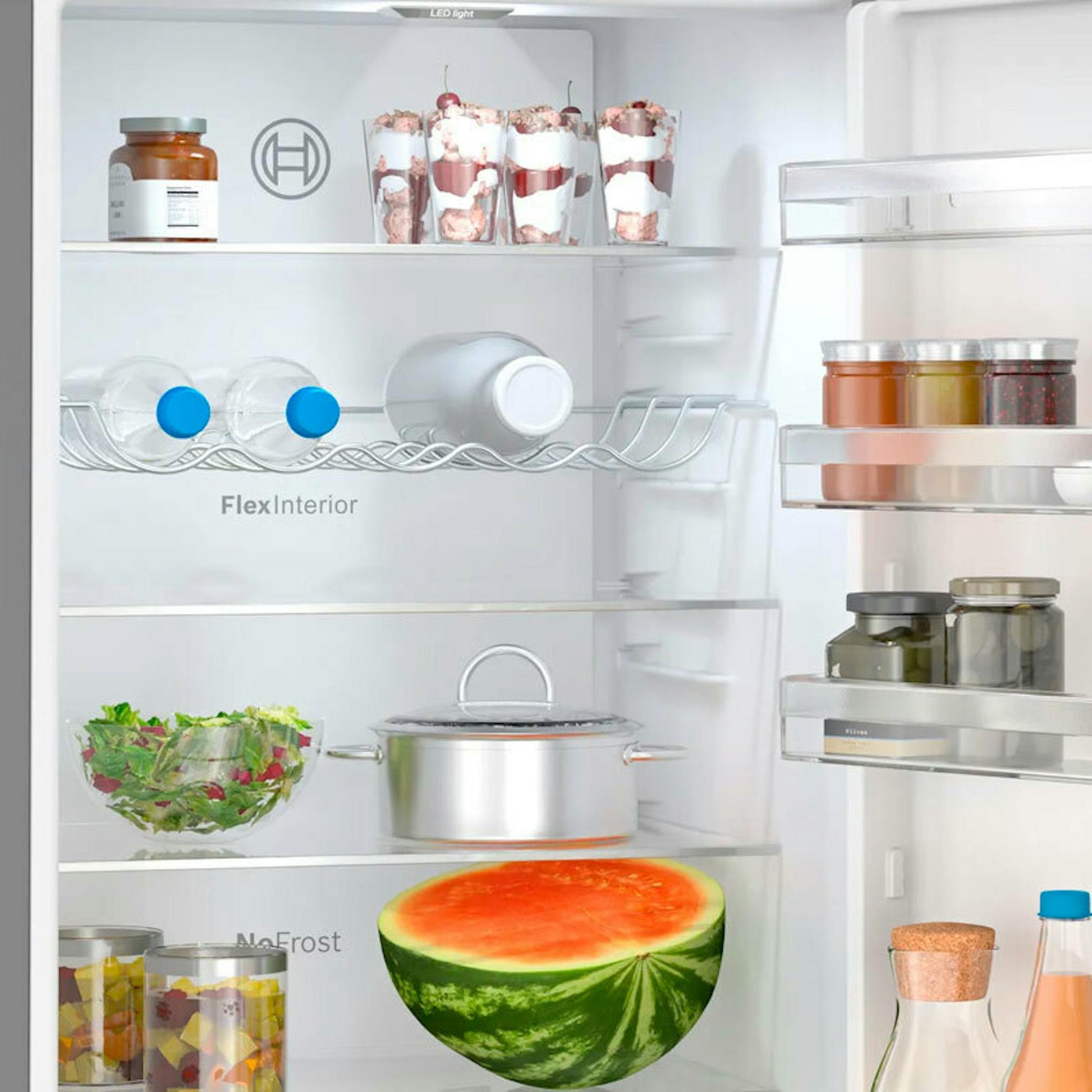 Interior de frigorífico combi Bosch KGN392XCF con estantes y alimentos almacenados
