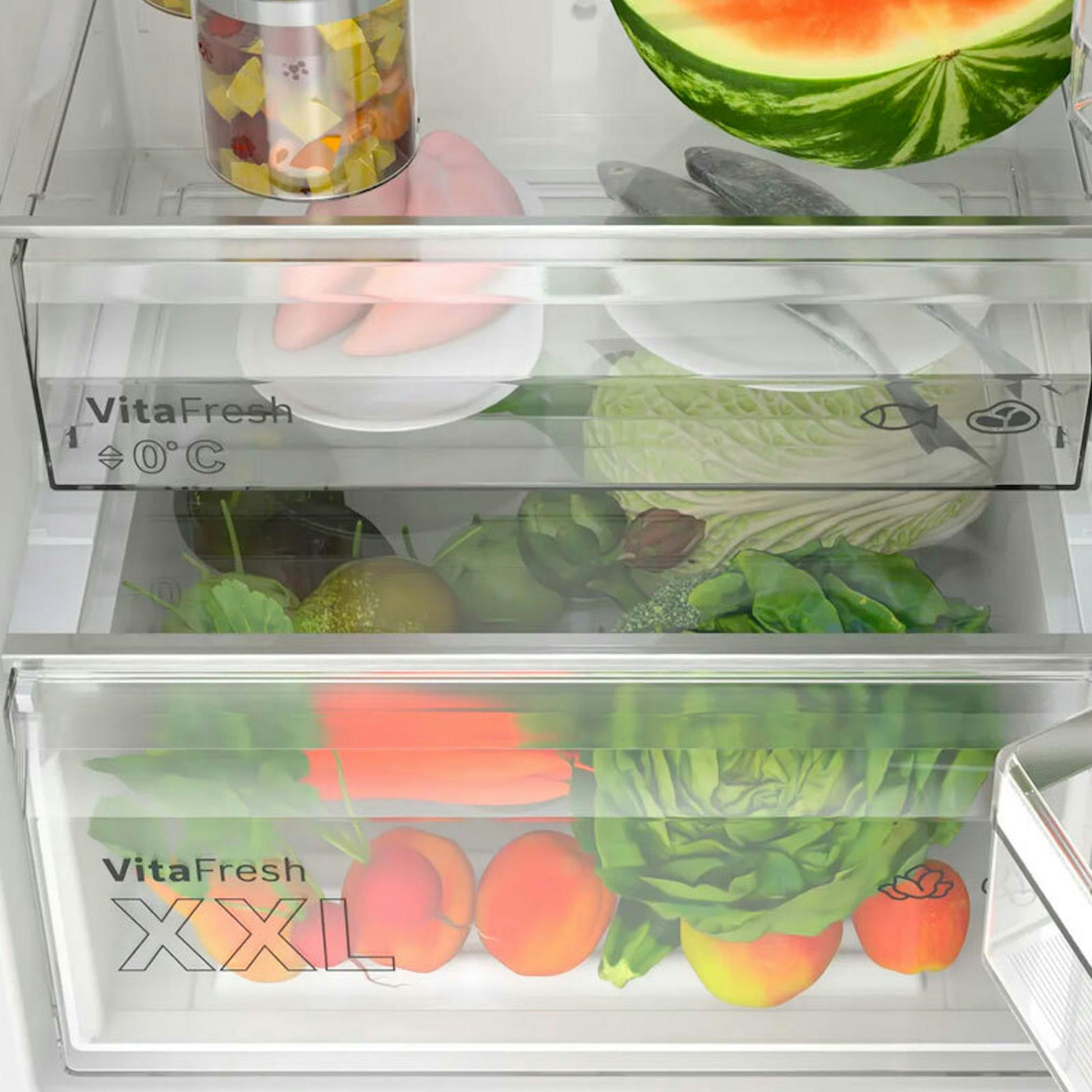 Interior del frigorífico combi Bosch KGN392XCF con cajones VitaFresh y verduras