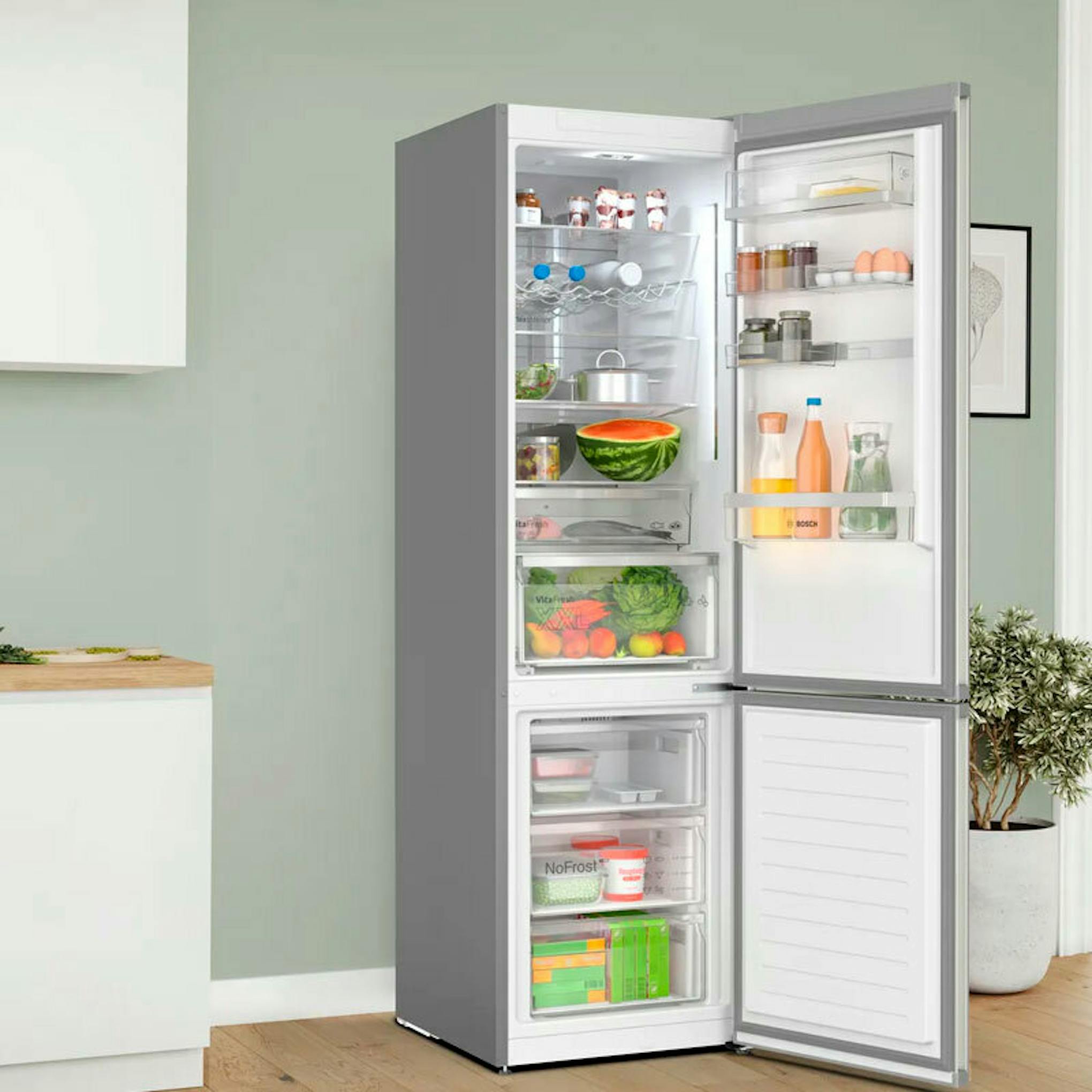 Frigorífico combi Bosch KGN394ICF inox con puertas abiertas y compartimentos interiores visibles