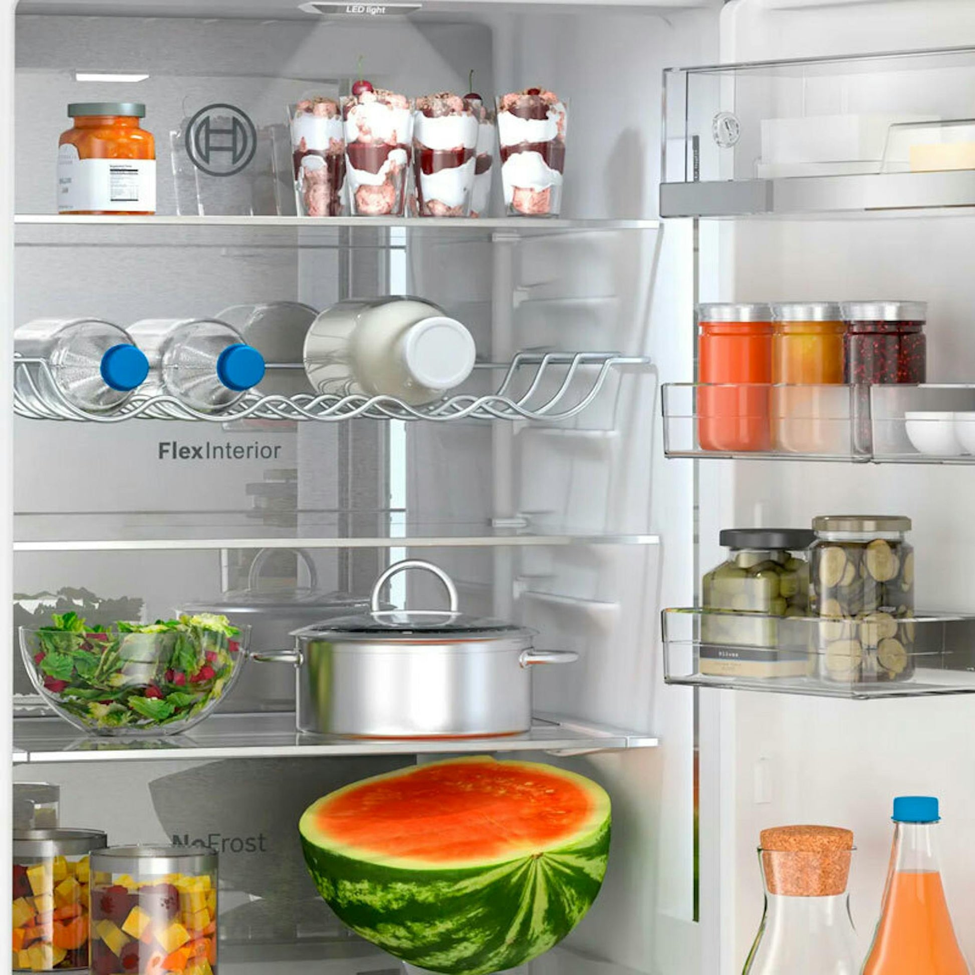 Interior del frigorífico combi Bosch KGN394ICF Inox con estantes, botellas y alimentos