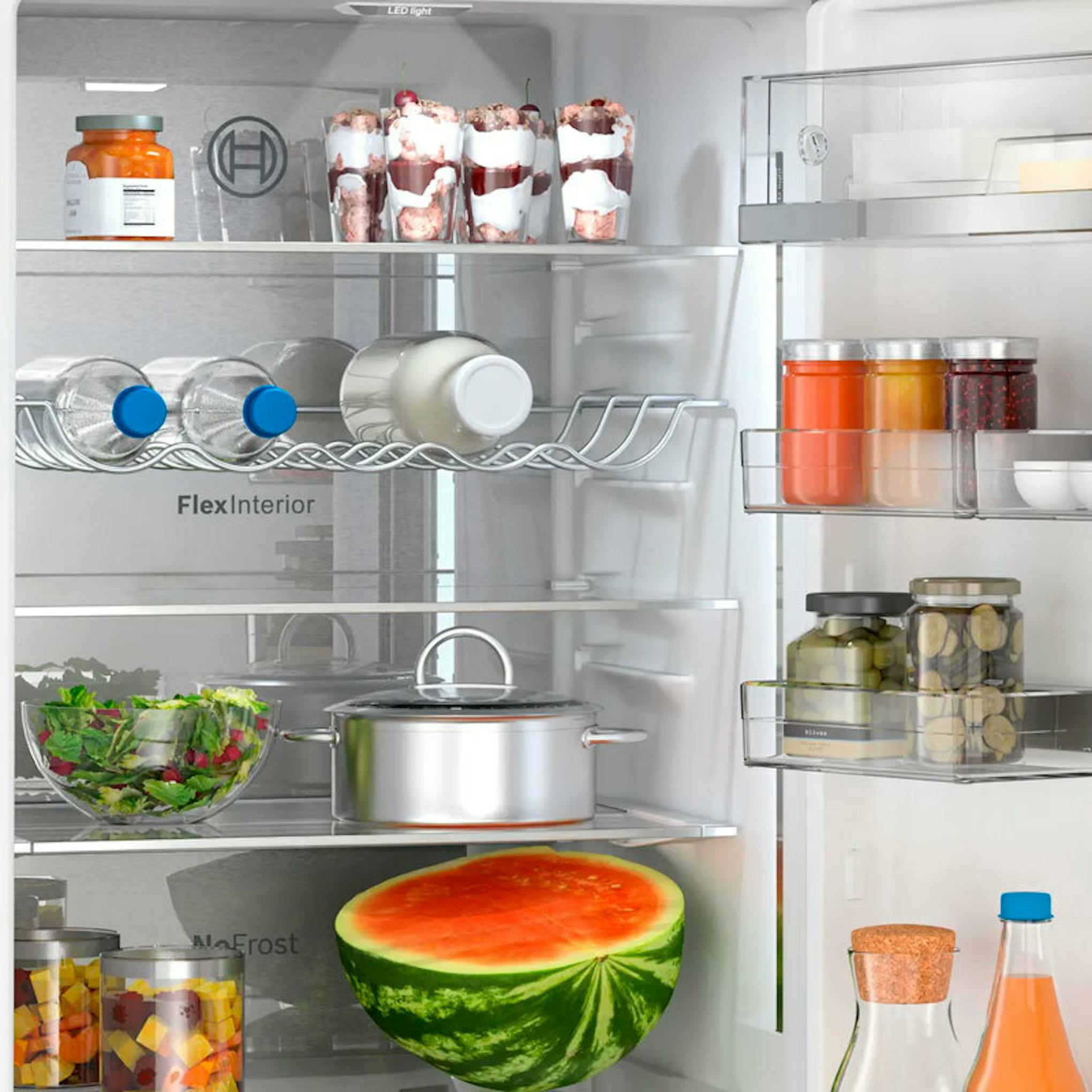 Interior del frigorífico combi Bosch KGN394ICF Inox con estantes, botellas y alimentos