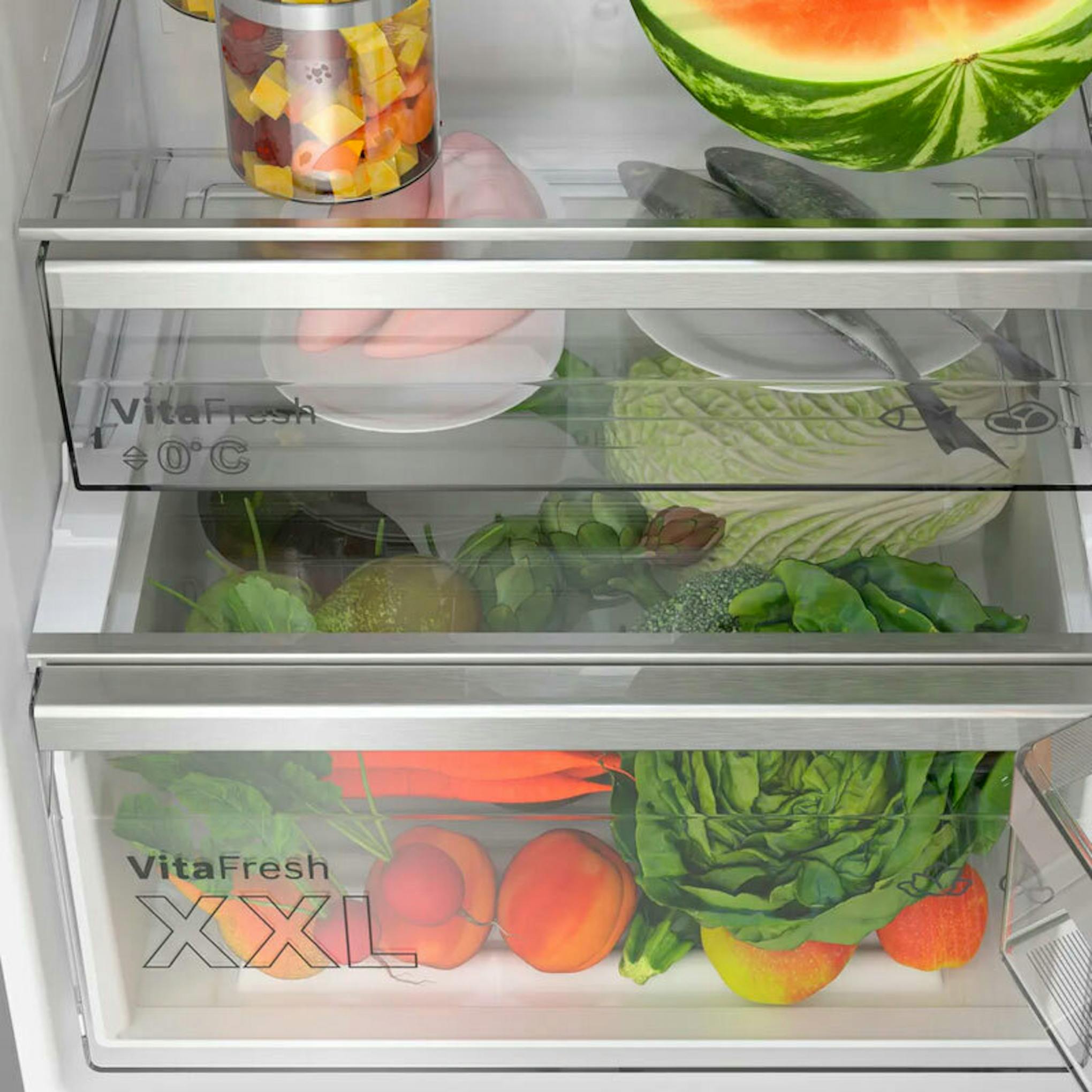 Interior del frigorífico combi Bosch KGN394ICF Inox con cajones VitaFresh y alimentos