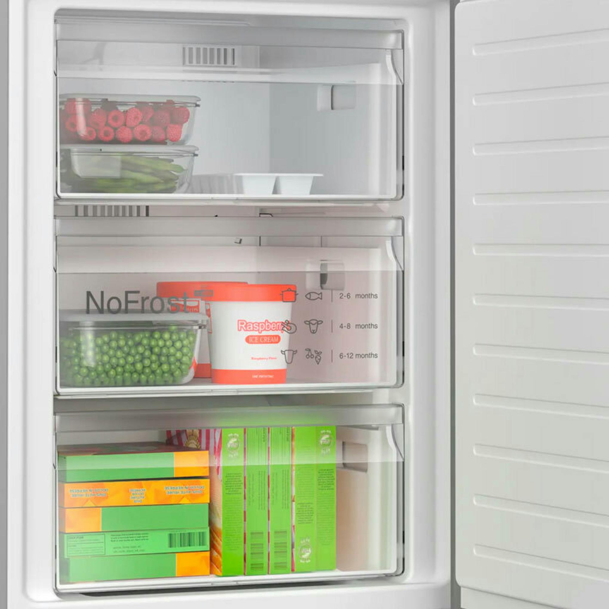 Interior del frigorífico combi Bosch KGN394ICF Inox con cajones y estantes