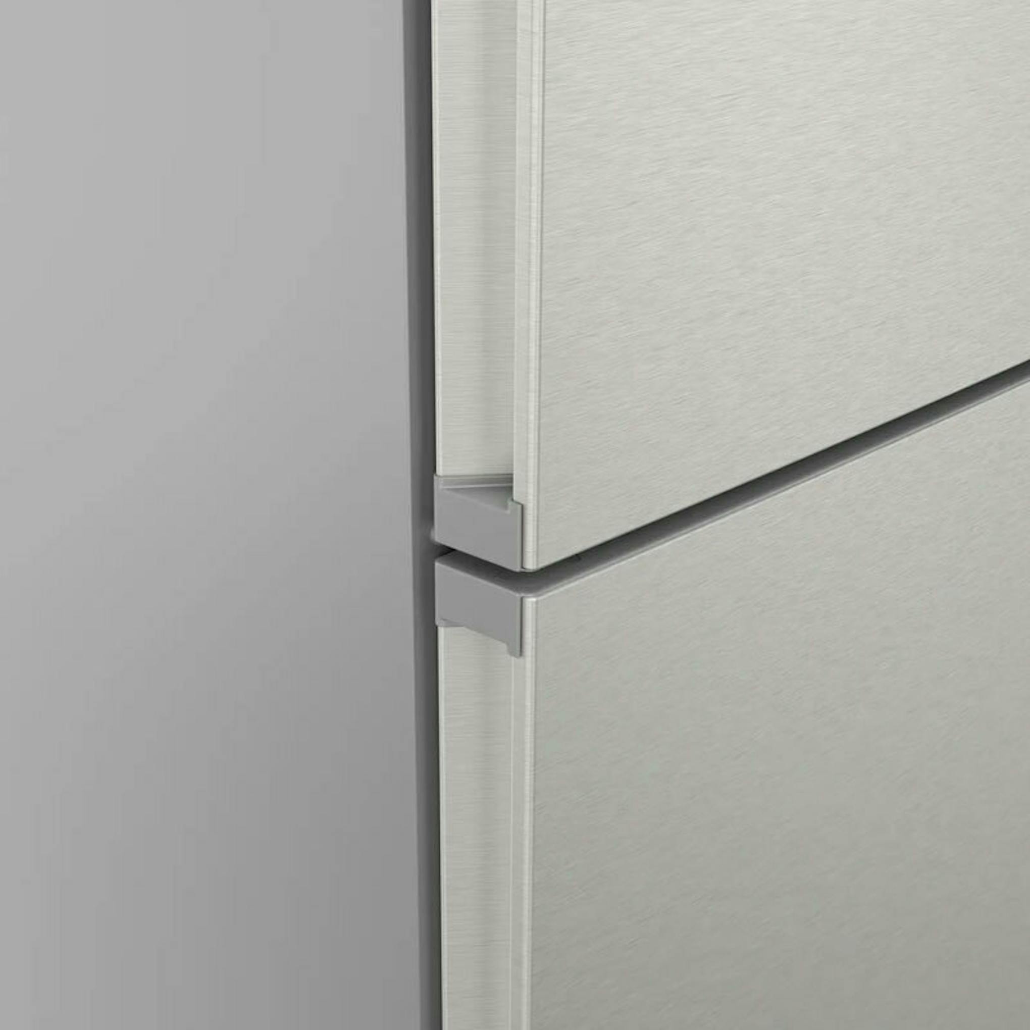 Frigorífico combi Bosch KGN394ICF Inox, detalle de la puerta y las bisagras