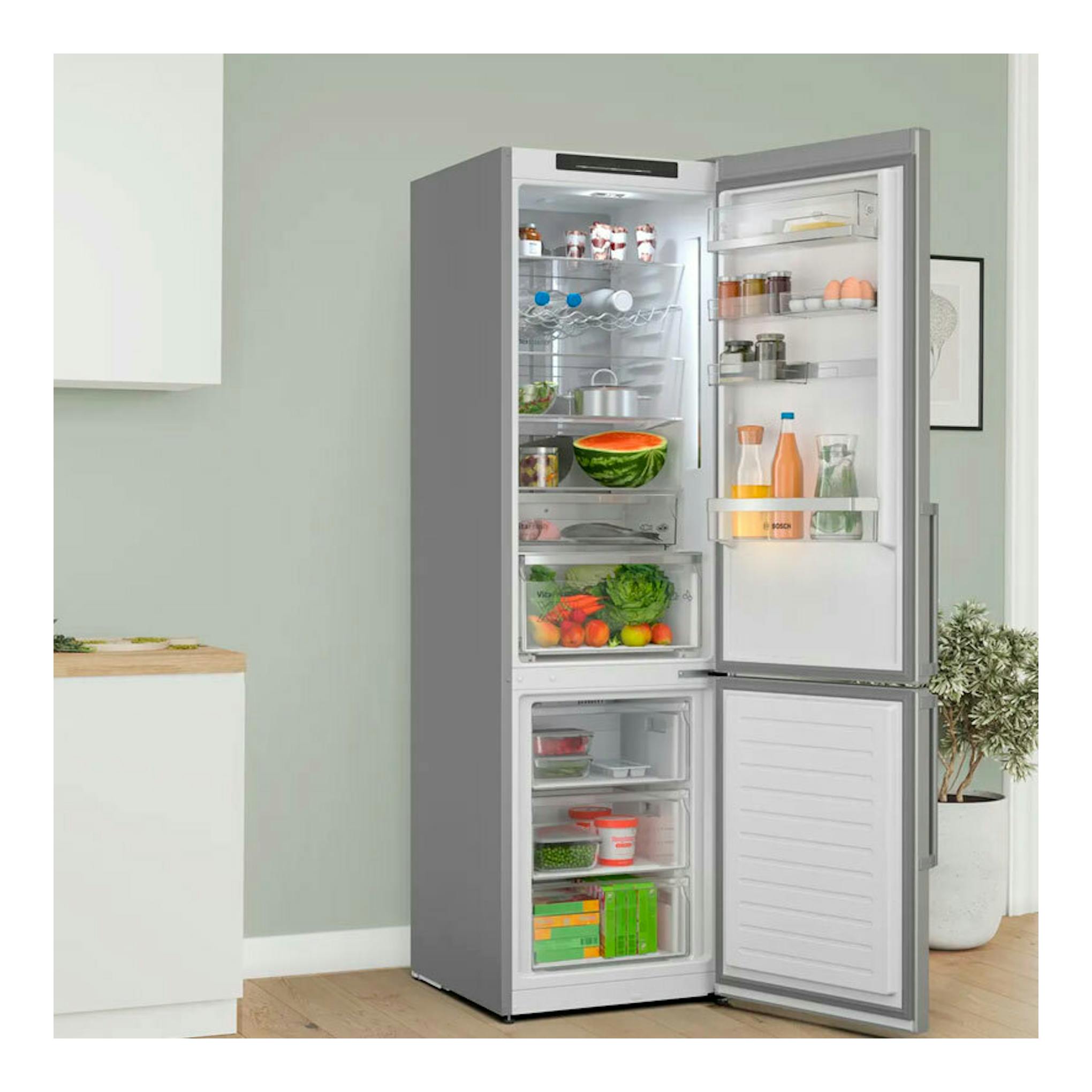 Frigorífico combi Bosch KGN39AIAU inox, abierto en vista frontal, con interior iluminado y estantes visibles.