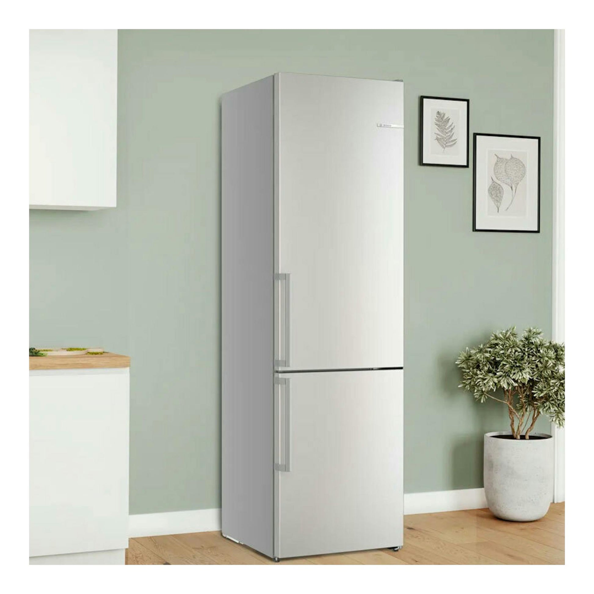 Frigorífico combi Bosch KGN39AIAU inox, vista frontal en cocina, con dos puertas.