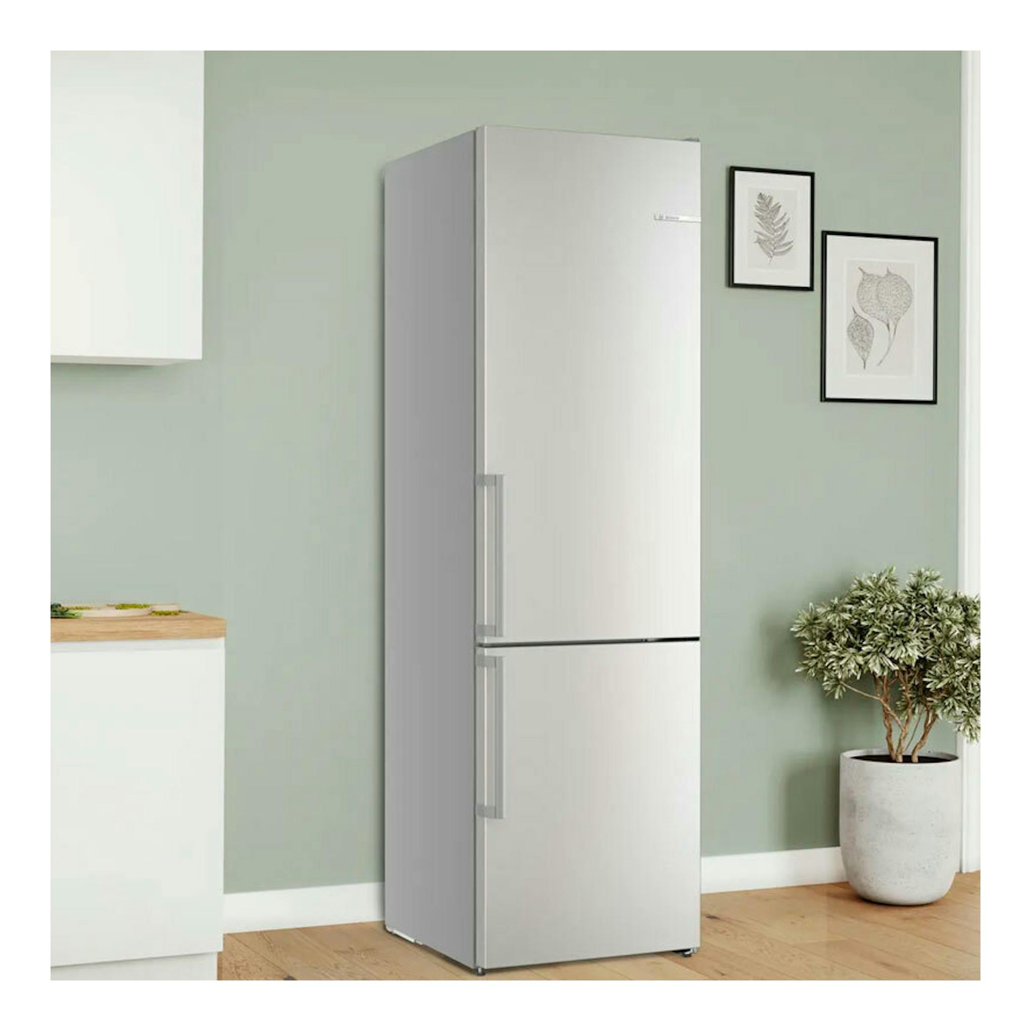 Frigorífico combi Bosch KGN39AIAU inox, vista frontal en cocina, con dos puertas.