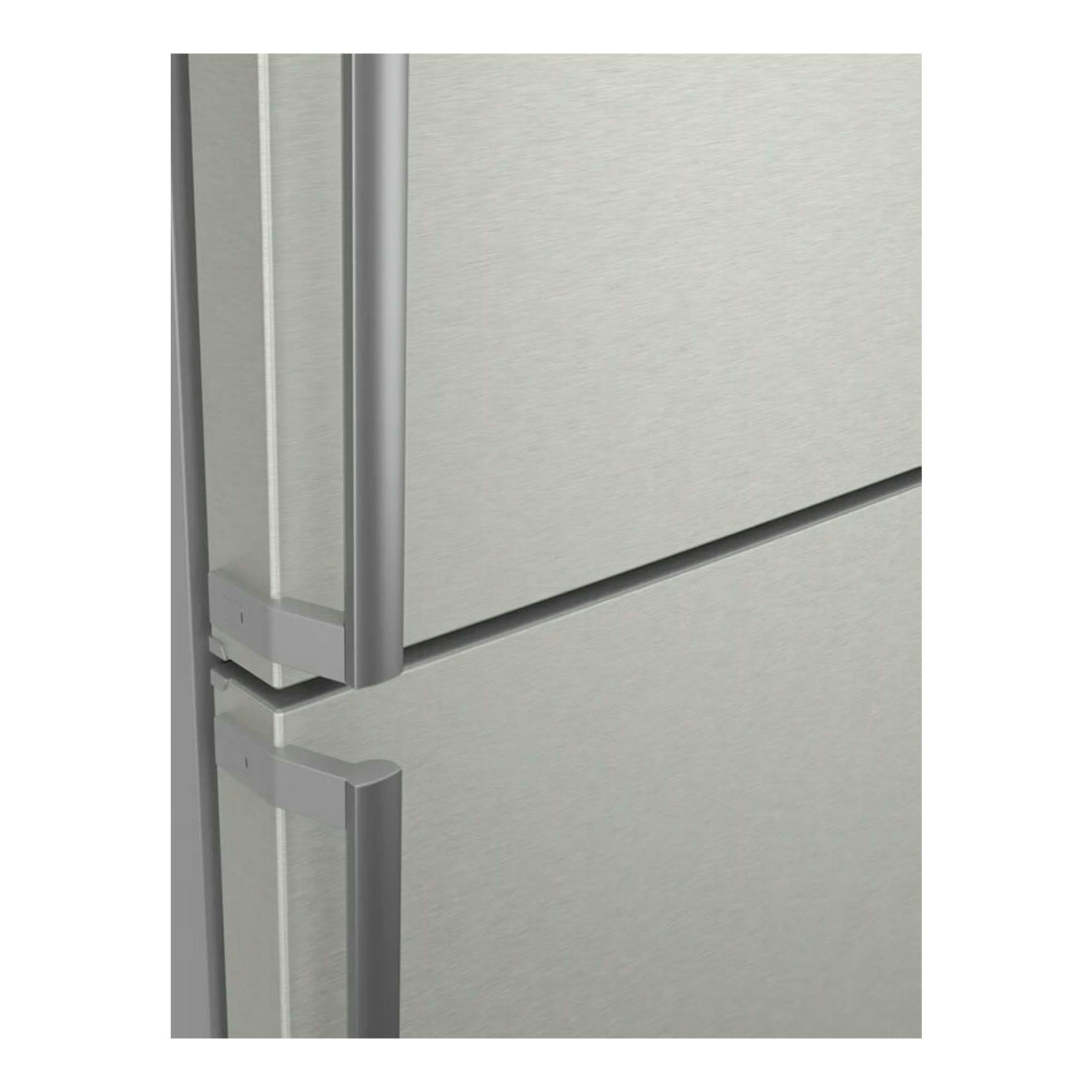 Frigorífico combi Bosch KGN39AIAU inox, vista frontal en detalle de las puertas y tiradores.