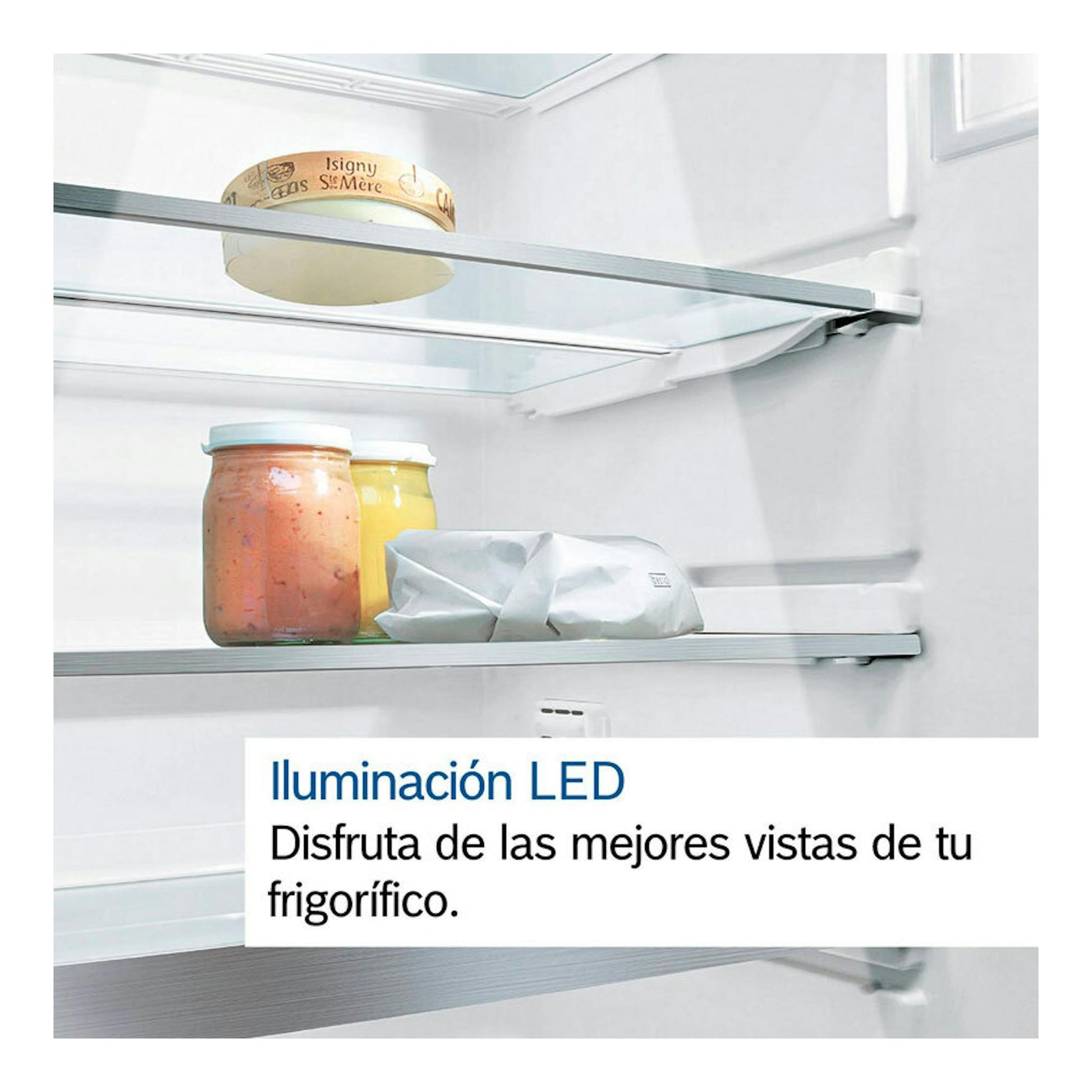 Interior de frigorífico Bosch KGN39VIDB en acero, con iluminación LED, baldas de vidrio y tarros.
