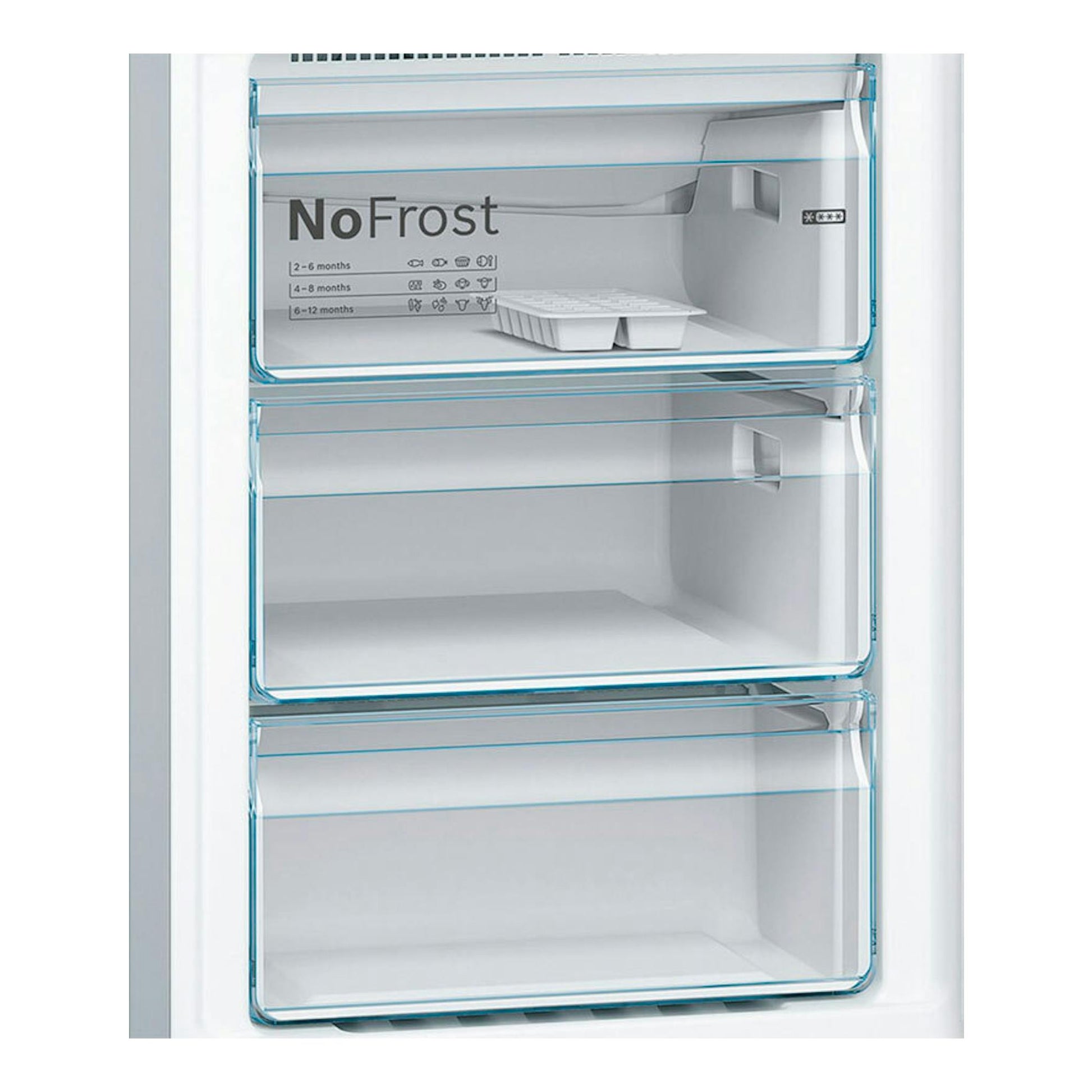 Interior frontal de frigorífico combi Bosch KGN39VIEB acero, con cajones transparentes NoFrost abiertos.