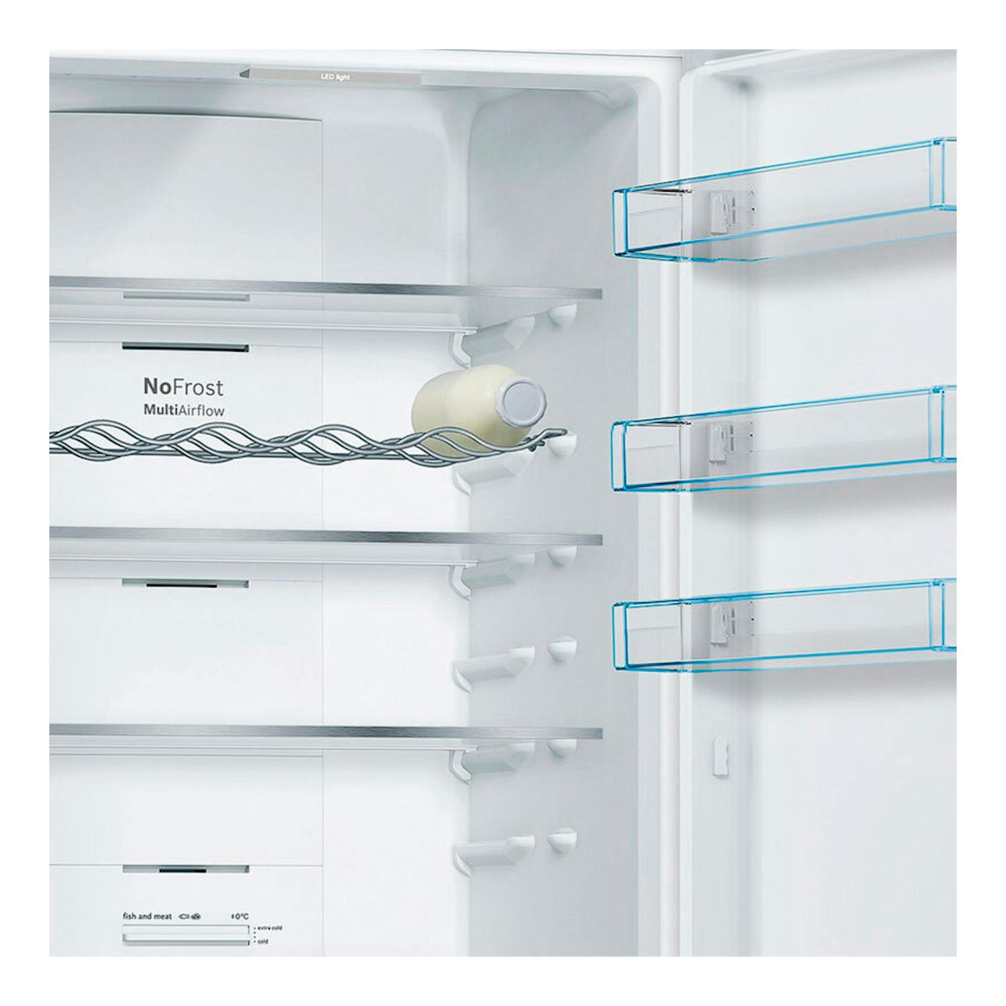 Interior de frigorífico combi Bosch KGN39VWDC blanco, vista frontal, con baldas y cajones de puerta.
