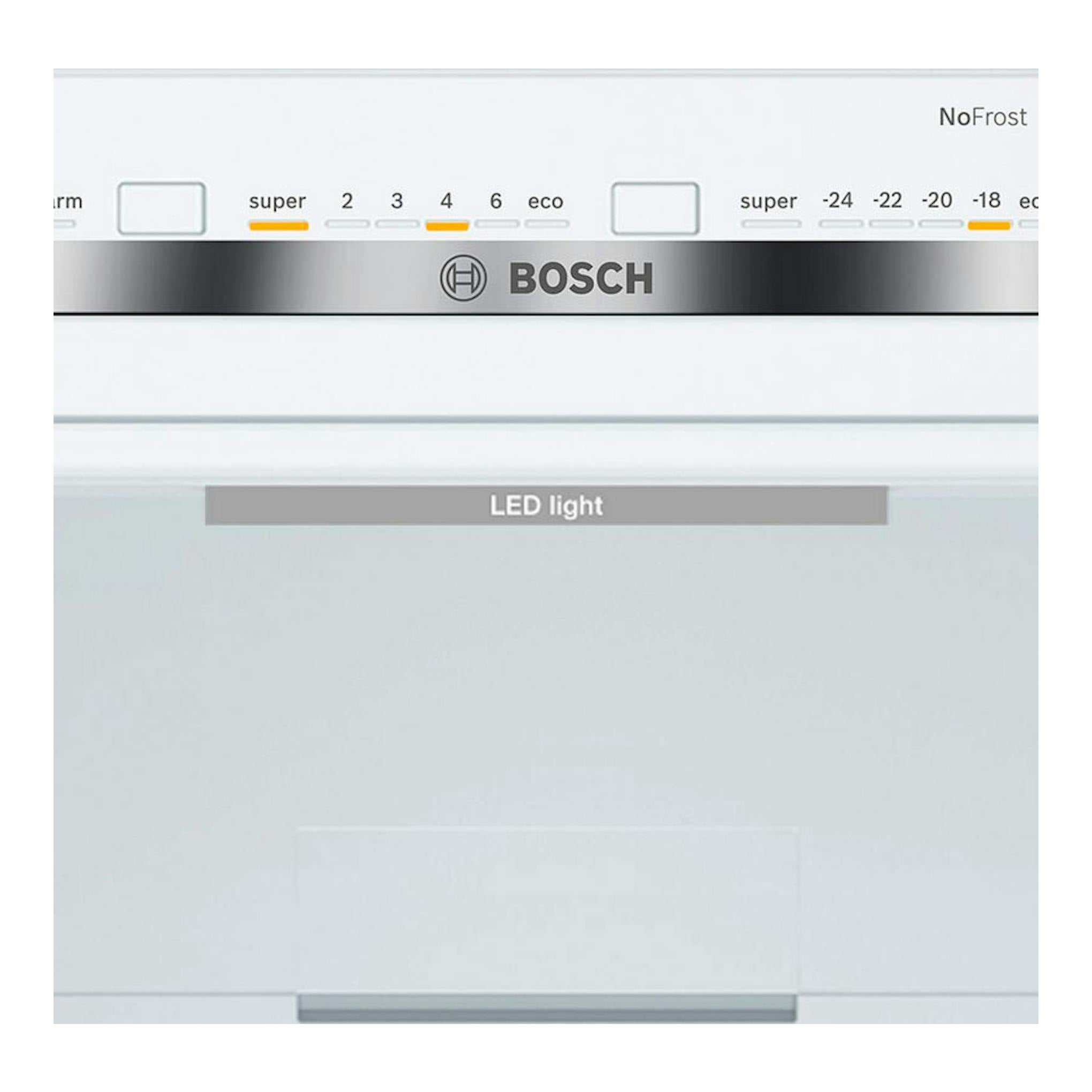 Frigorífico combi Bosch KGN39VWDC blanco, vista frontal de la puerta con panel LED y control NoFrost.