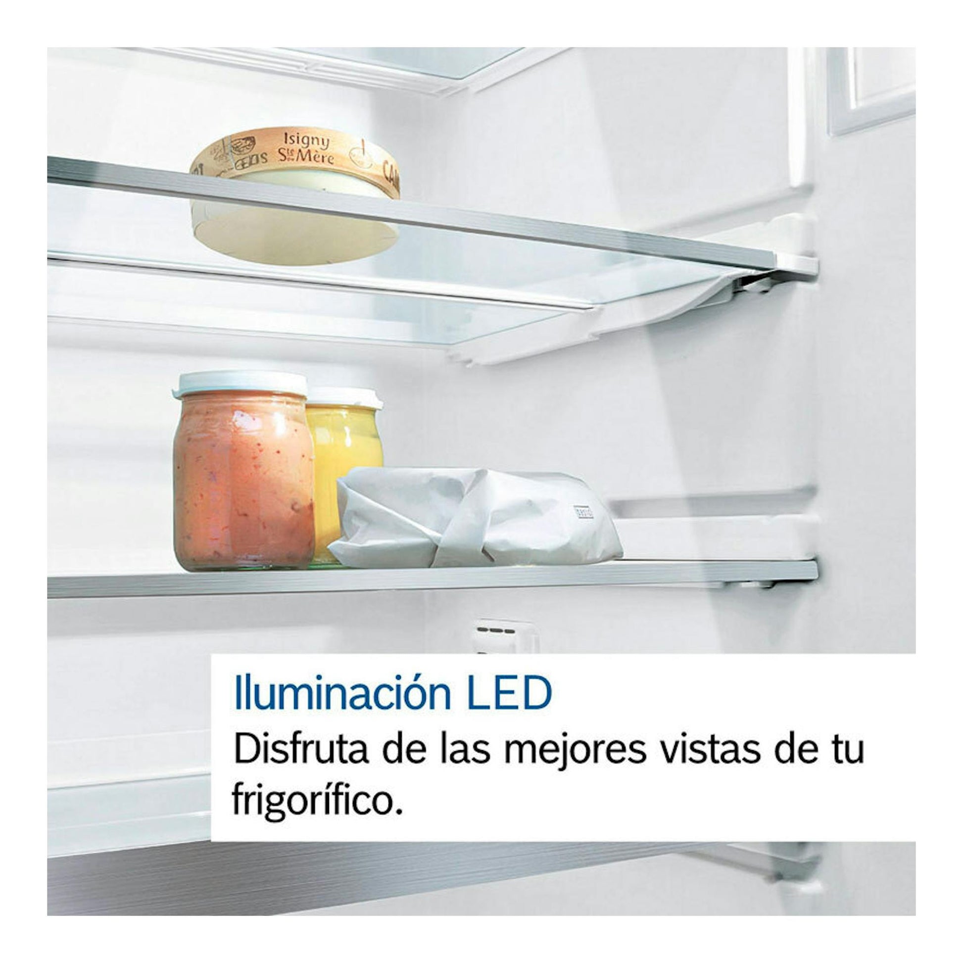Interior de frigorífico combi Bosch KGN39VWDC blanco, vista frontal con baldas de cristal y alimentos.
