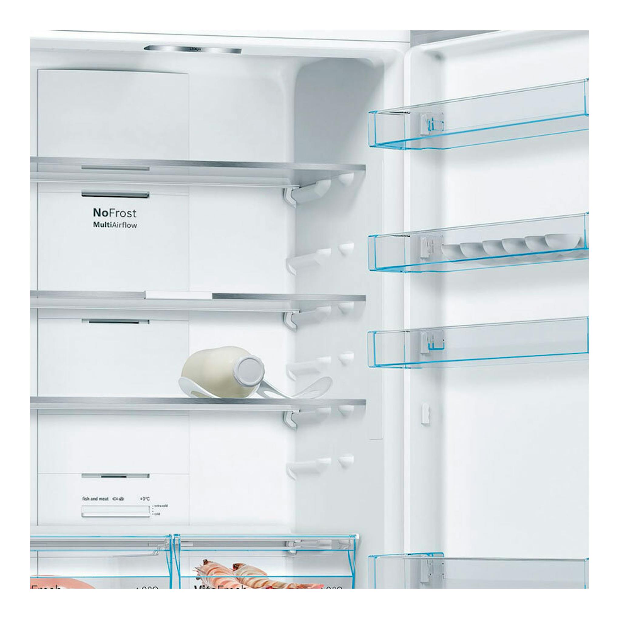 Interior de frigorífico Bosch KGN493IDA inox, vista frontal abierta, con estantes y cajones blancos.