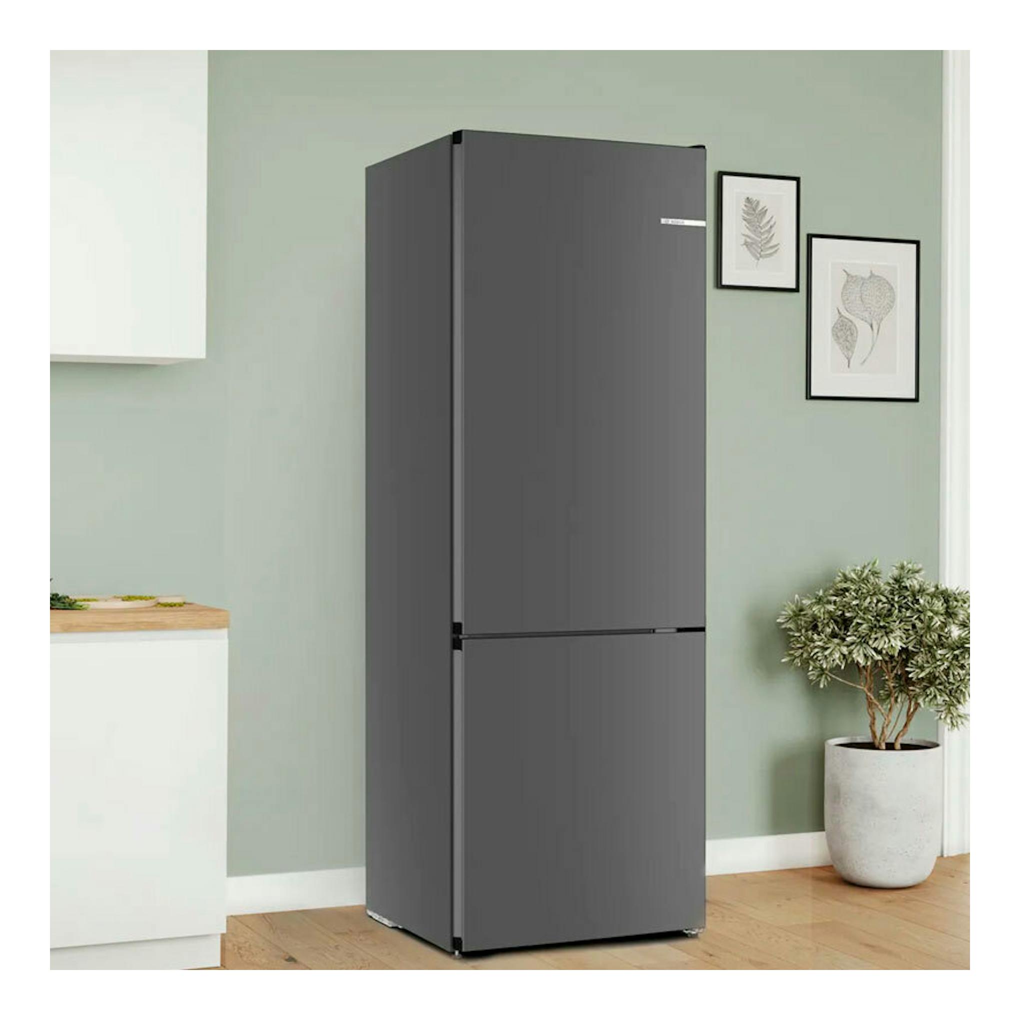 Frigorífico combi Bosch KGN49OCAF en inox, vista frontal, acabado gris oscuro, en una cocina.
