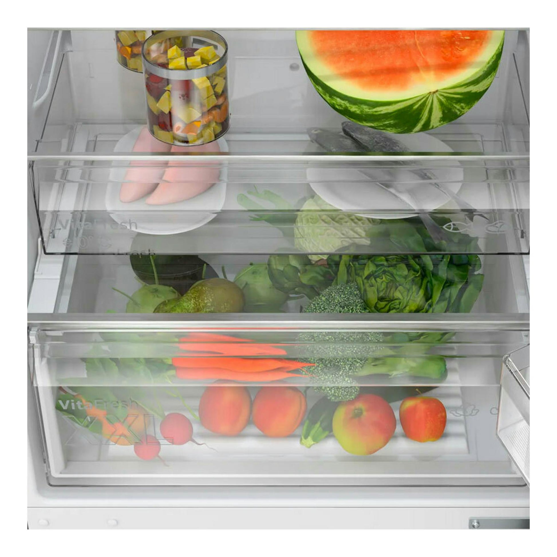 Interior de frigorífico Bosch KGN49OCAF Inox, vista frontal de cajones transparentes con frutas y verduras.