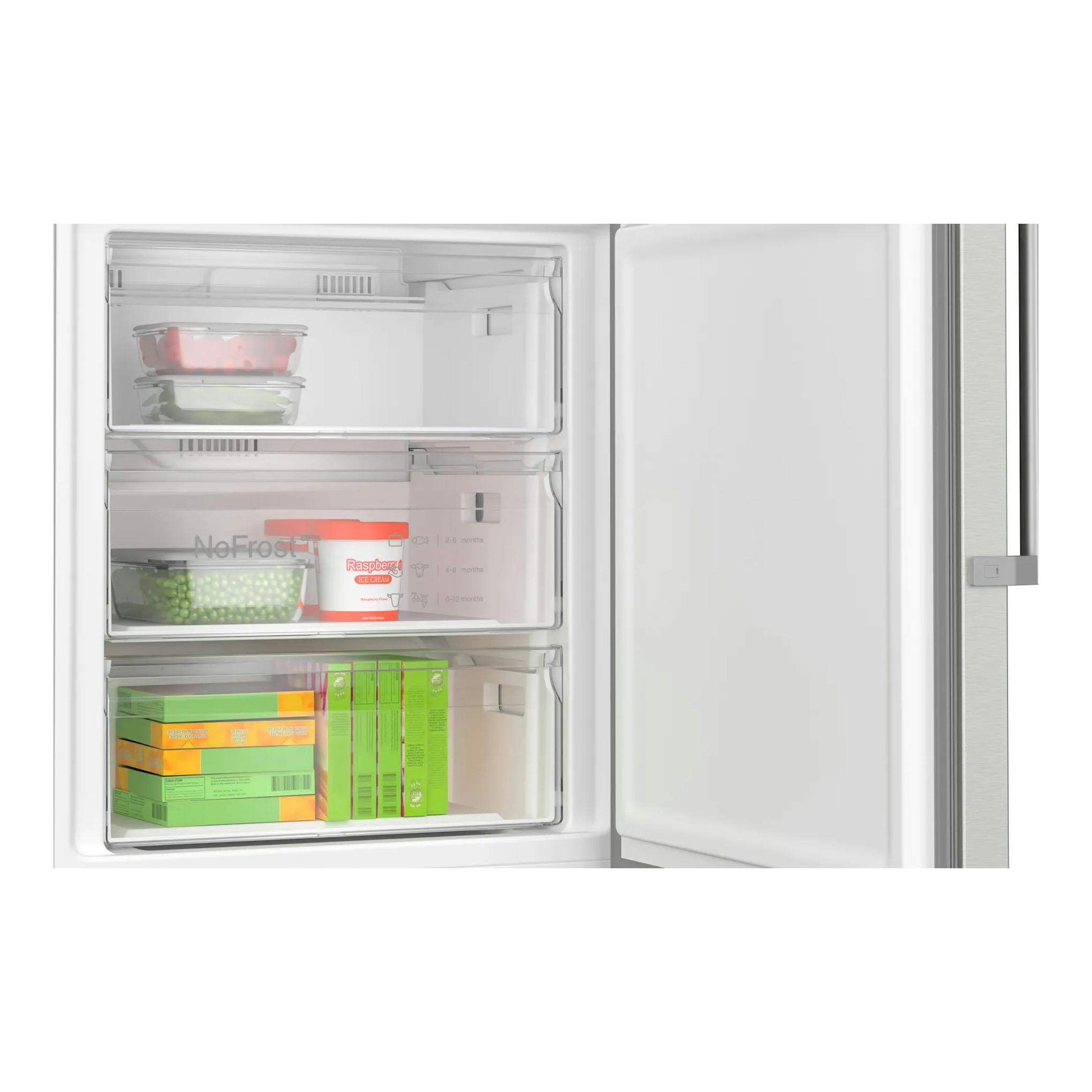 Frigorífico combi Bosch KGN49VICT abierto, vista interior con cajones transparentes y alimentos.