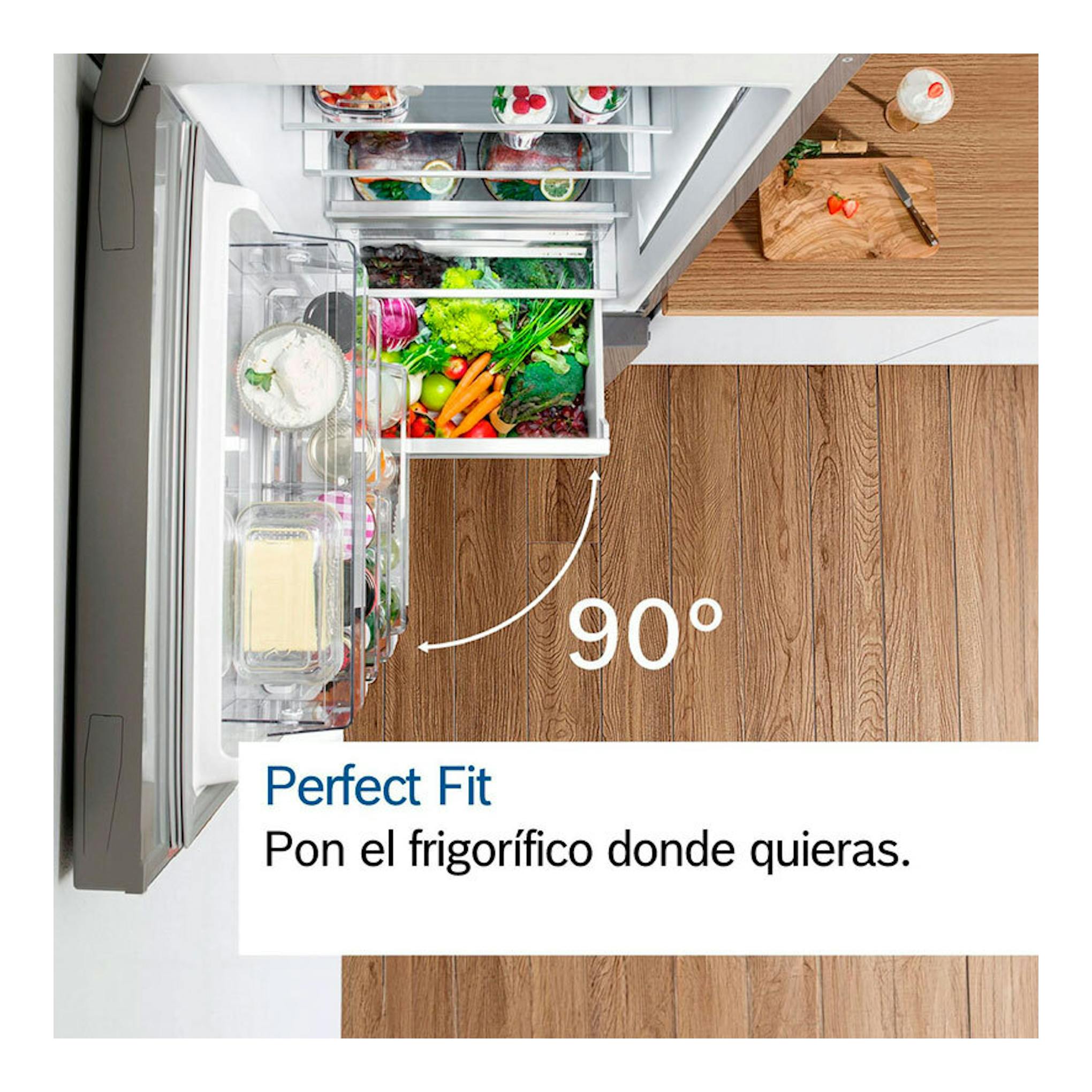 Vista cenital de un frigorífico Bosch KGN49XIEA de acero, abierto a 90°, con alimentos dentro.