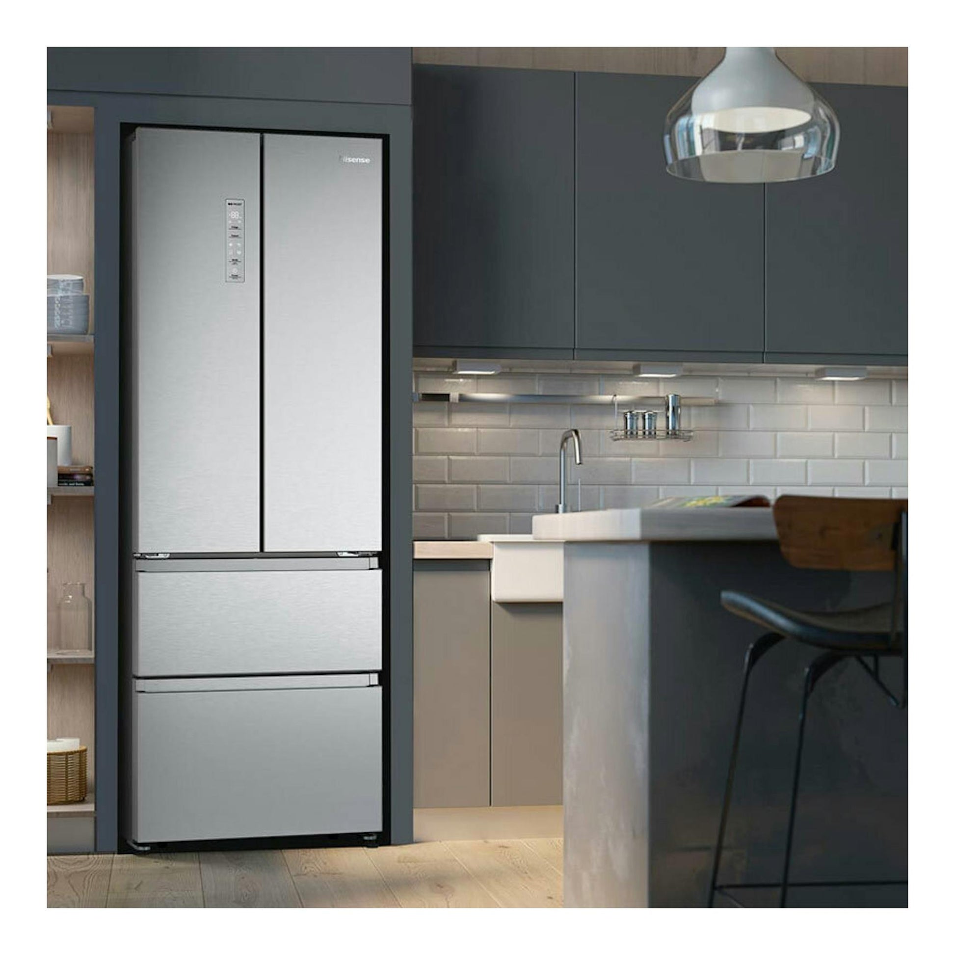 Frigorífico Hisense RF632N4AIC1 inox, vista frontal en una cocina moderna, con dos puertas y dos cajones.