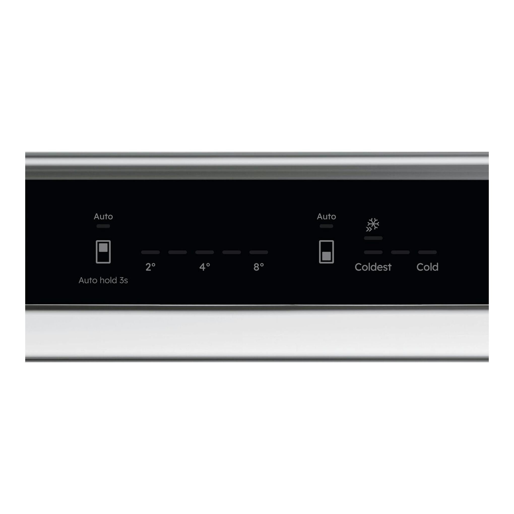 Electrolux ENA7CE18S1, primer plano del panel táctil negro de un frigorífico integrable con temperaturas 2°, 4° y 8°.