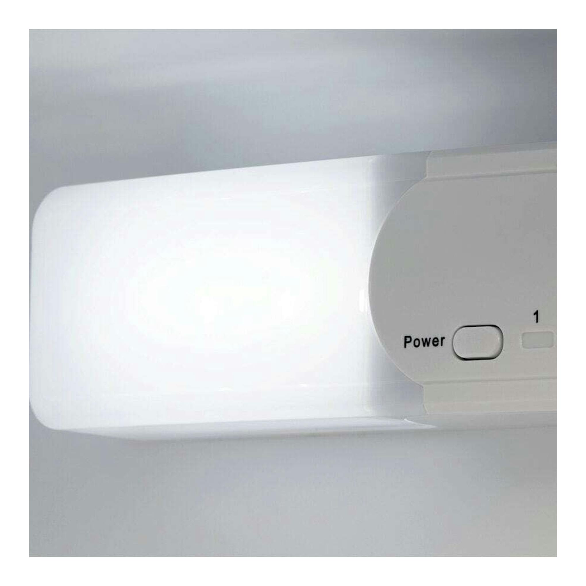 Electrolux ETS3LE16S: interior de frigorífico blanco con luz y control de encendido, vista en primer plano.