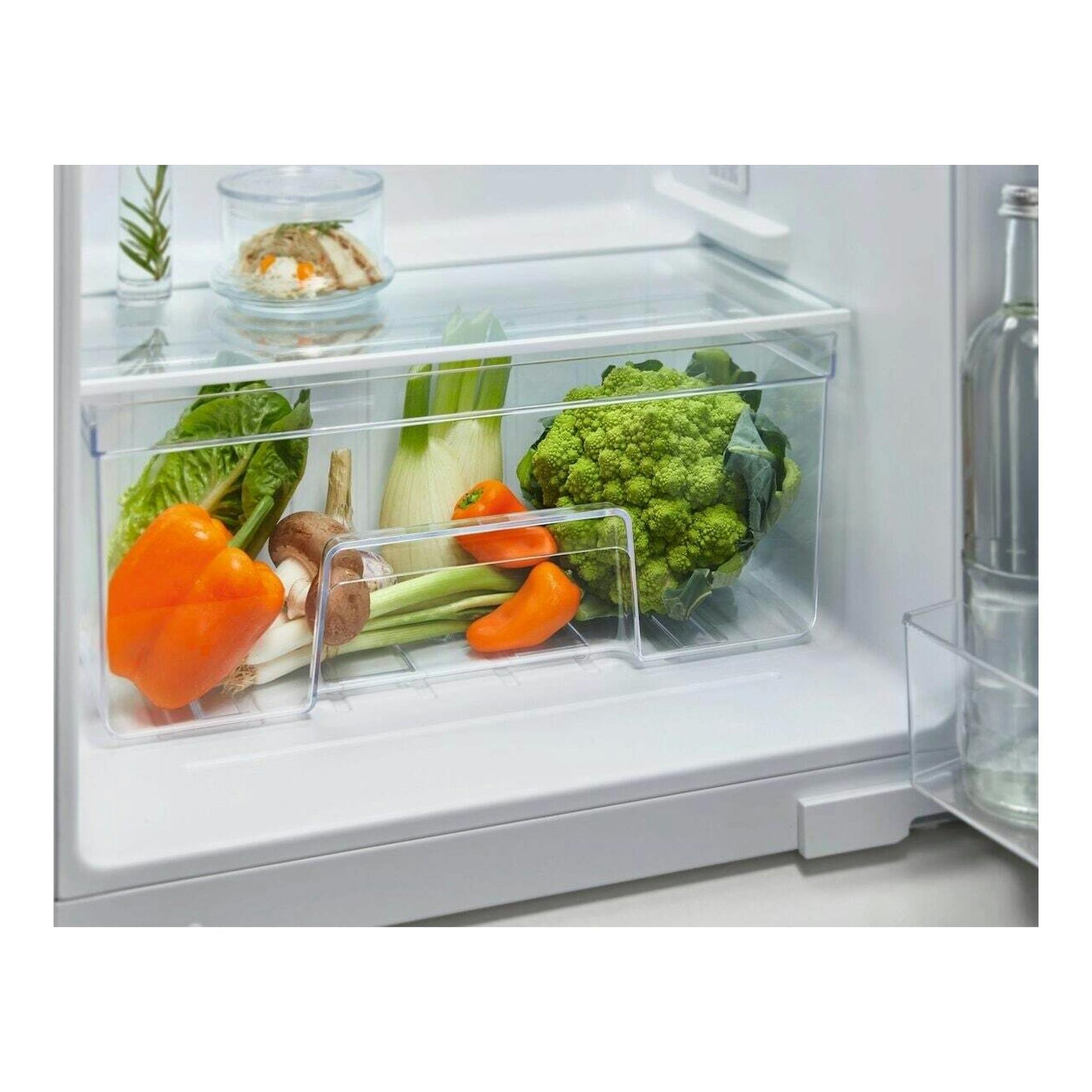 Interior de frigorífico Electrolux ETS3LE16S con cajón transparente y verduras, vista frontal.