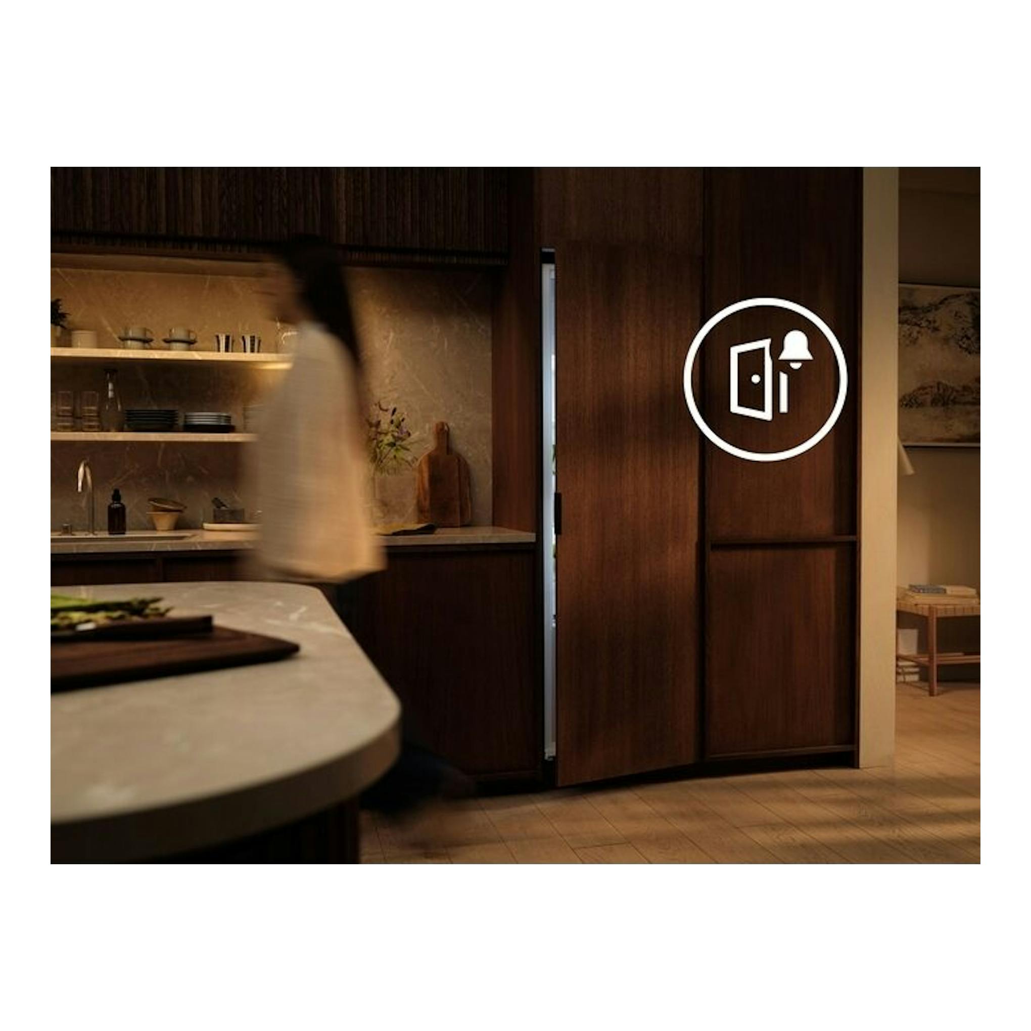 Frigorífico combi Electrolux ETS3LE16S integrable, visto de frente en cocina con paneles de madera.