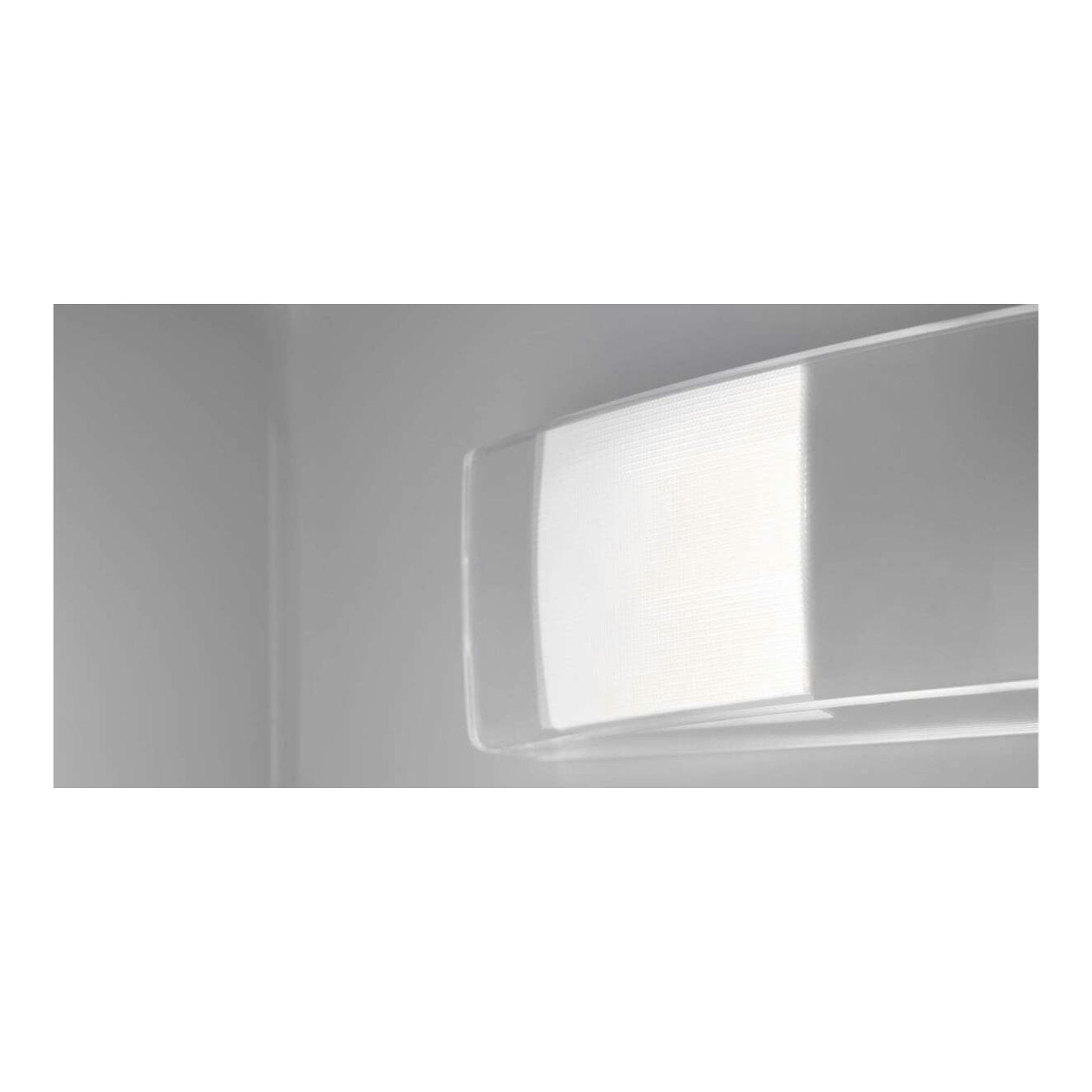 Interior de frigorífico Electrolux LNA6DE18S blanco, vista interior con luz en primer plano