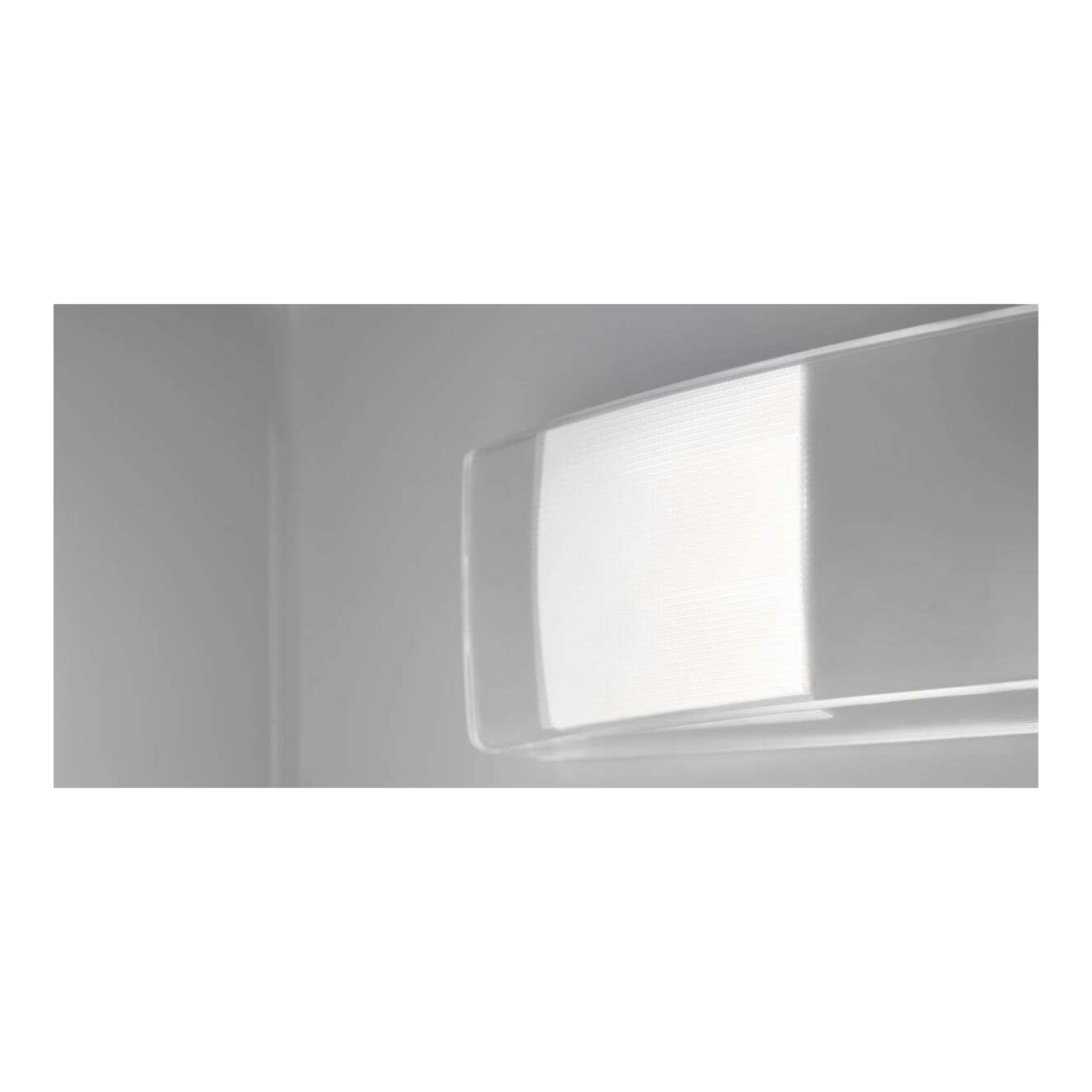 Interior de frigorífico Electrolux LNA6DE18S blanco, vista interior con luz en primer plano