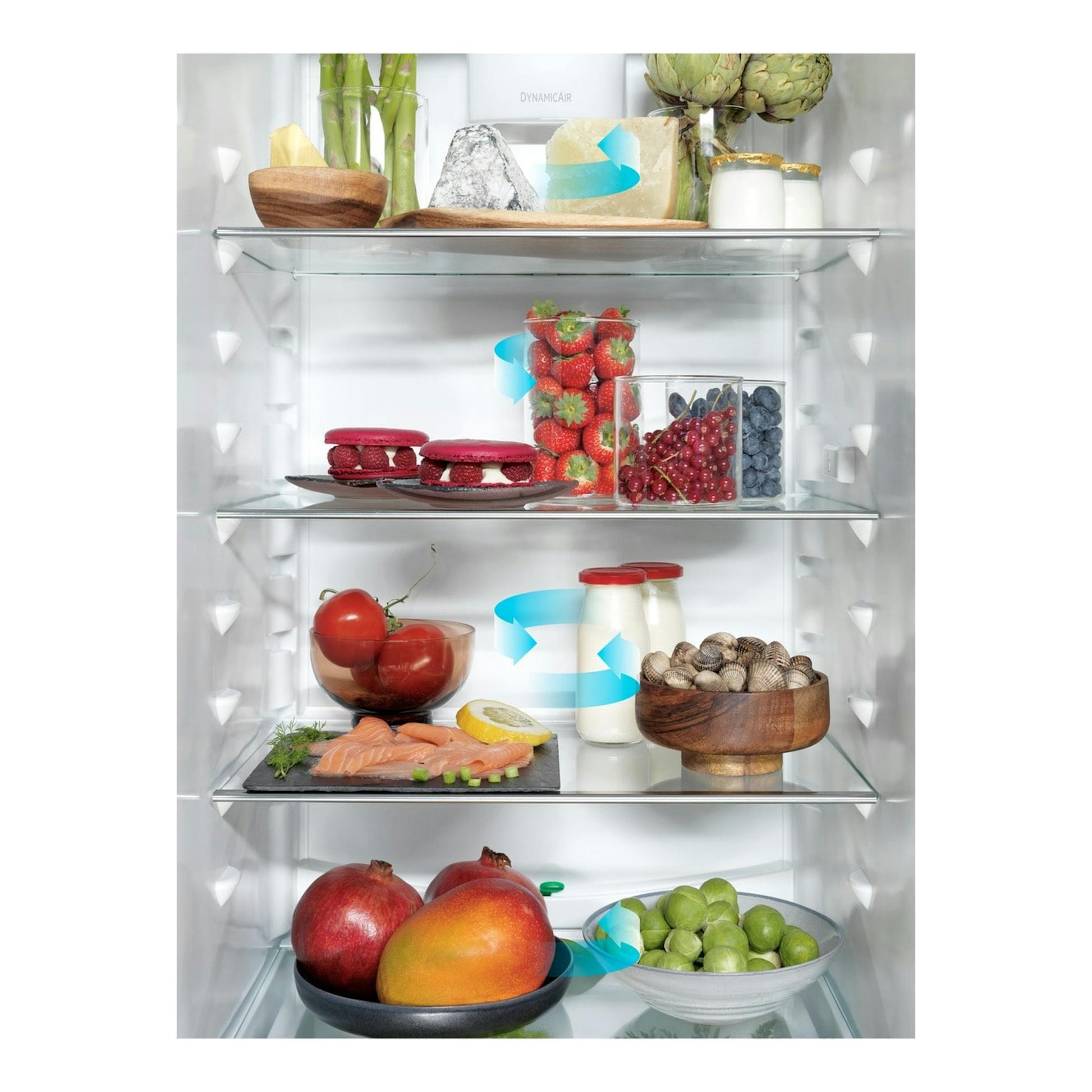 Interior de frigorífico combi Electrolux LNA6DE18S, integrable, con estantes de vidrio y alimentos frescos.