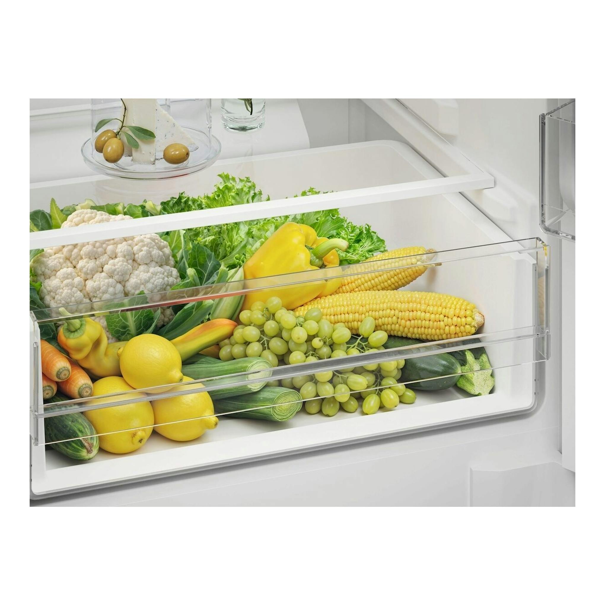 Electrolux LNN3CE18S, vista interior de cajón transparente con frutas y verduras.