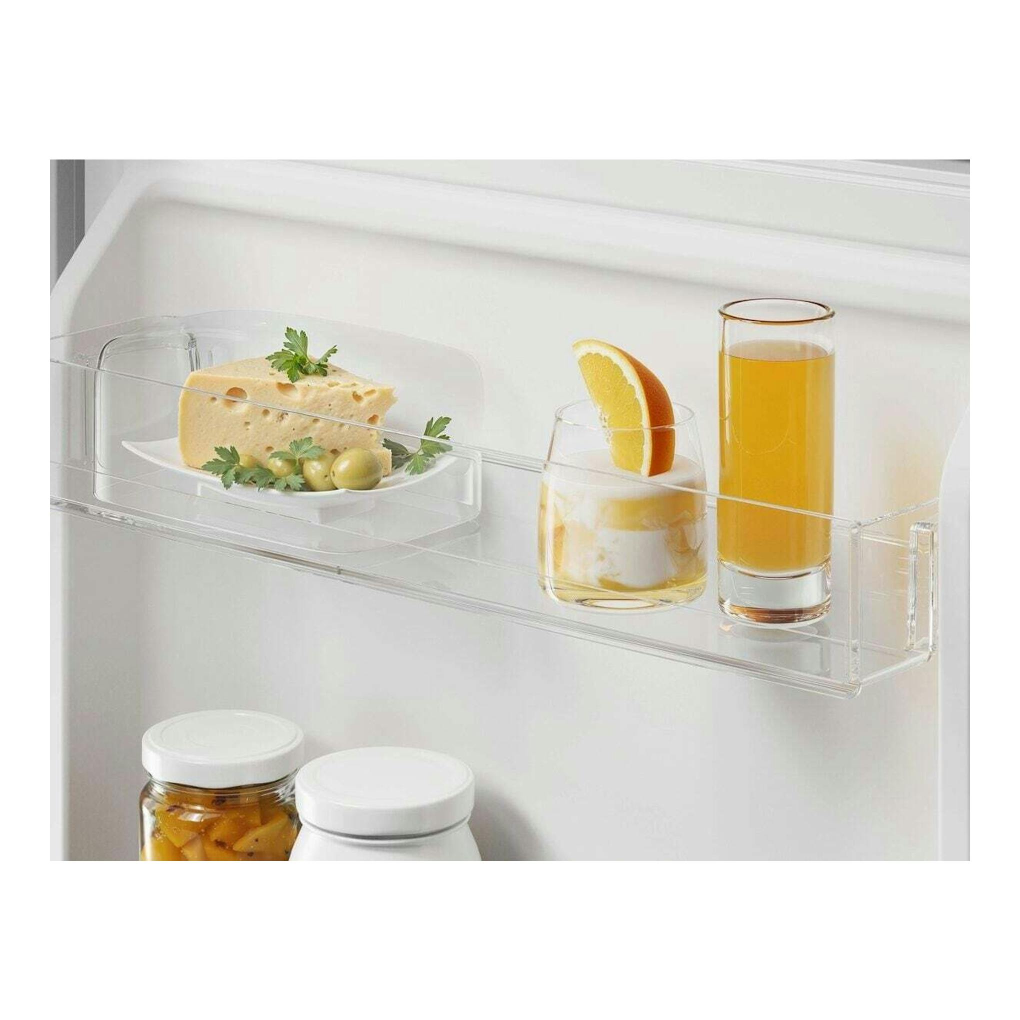 Interior de frigorífico combi Electrolux LNN3CE18S, con estante de puerta, queso, yogur y zumo.