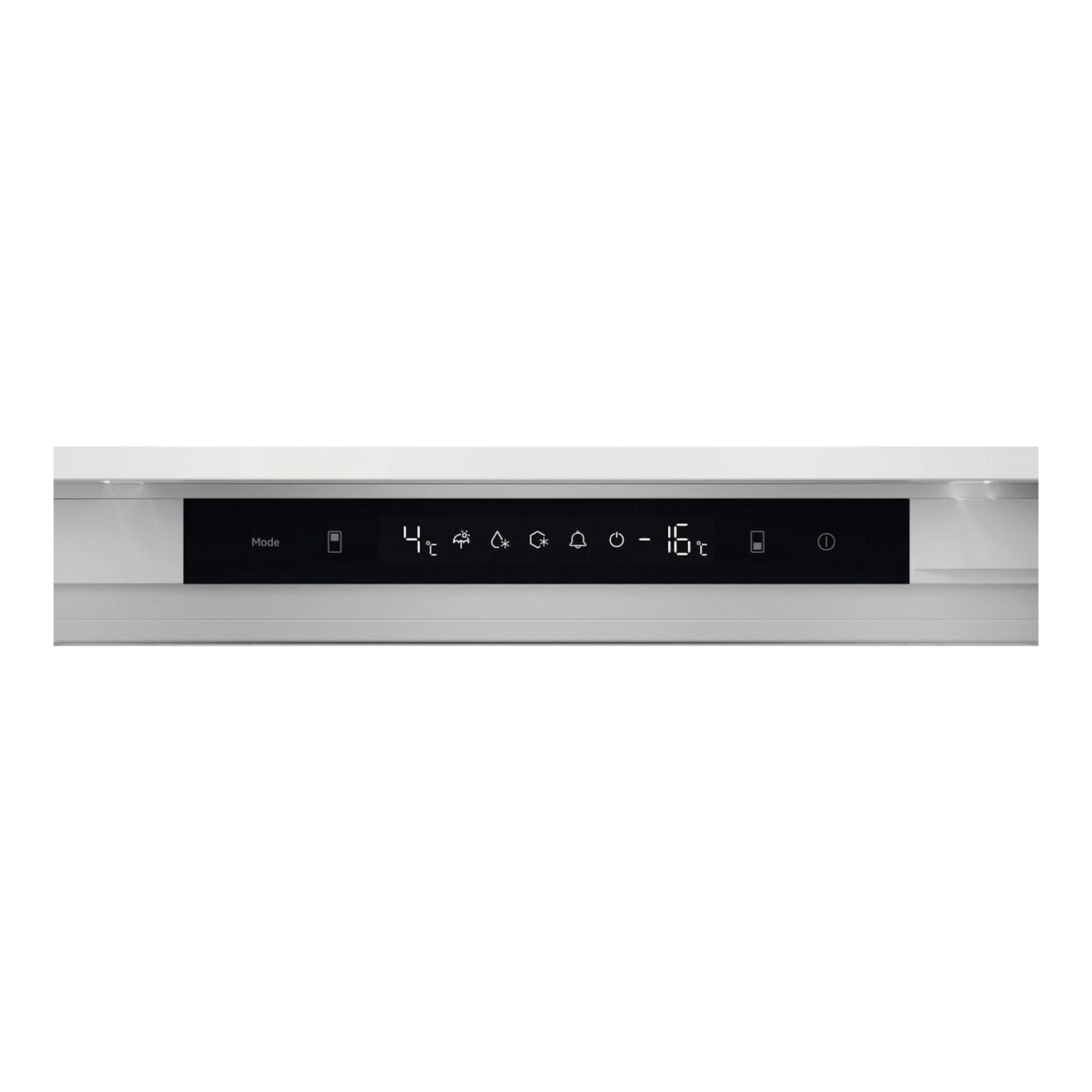Panel de control de frigorífico integrable Electrolux LNN3CE18S, pantalla negra con 4 °C y -16 °C.