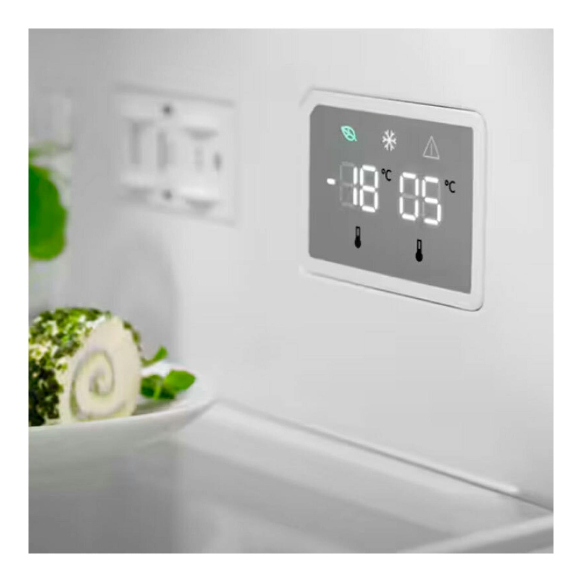 Frigorífico combi Electrolux LNT5ME32W1 blanco, interior en primer plano con panel digital y alimentos.