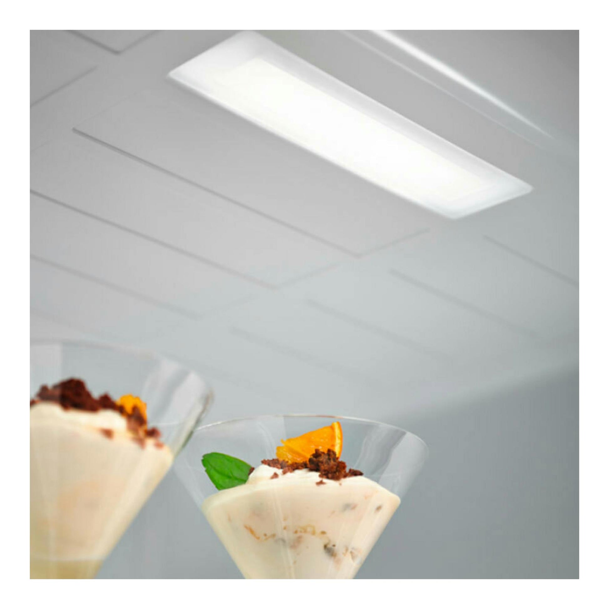 Interior de frigorífico Electrolux LNT6ME32U2 inox, con cuencos de postre y luz superior.