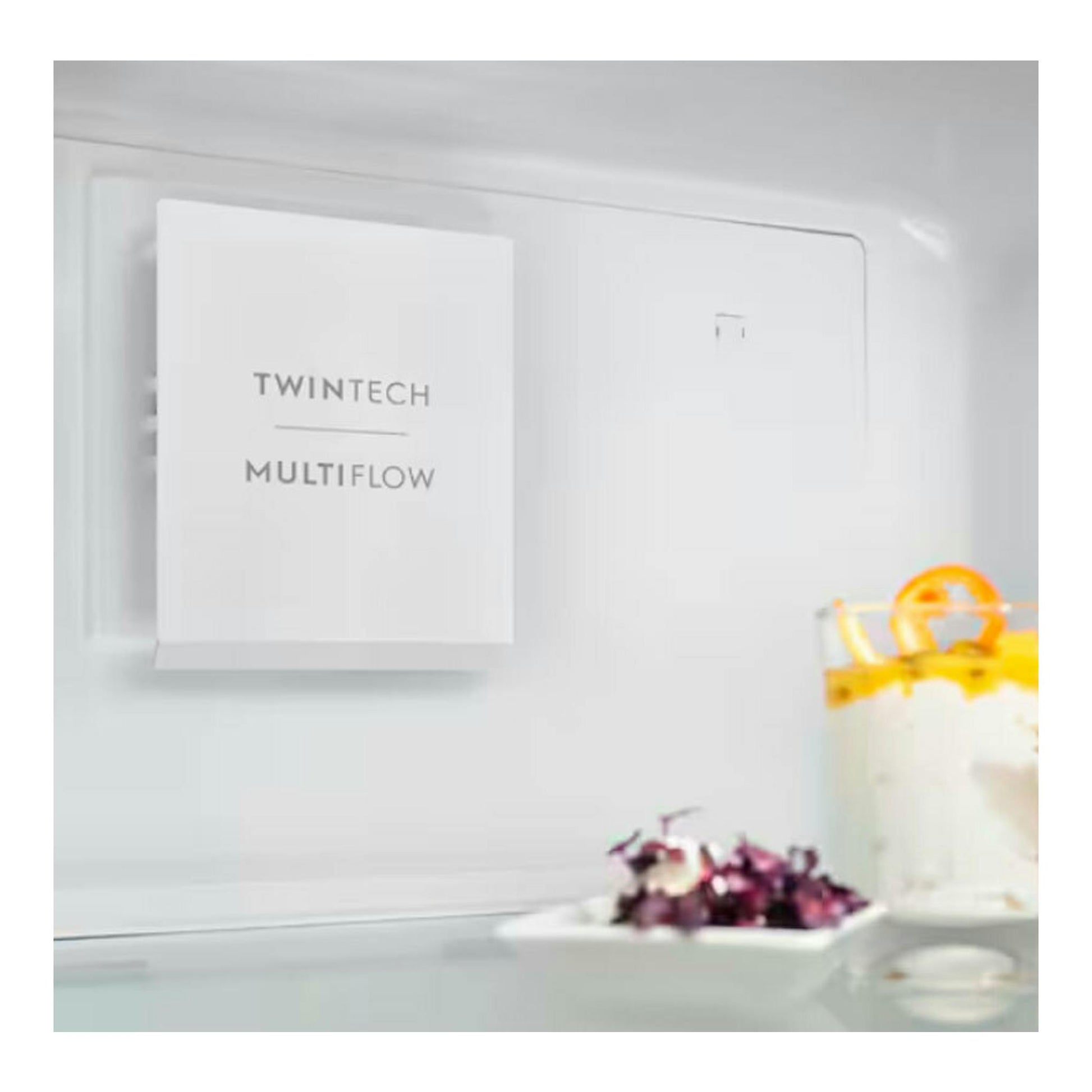Interior de frigorífico Electrolux LNT6ME36U inox, con panel TwinTech MultiFlow y estante con alimentos.