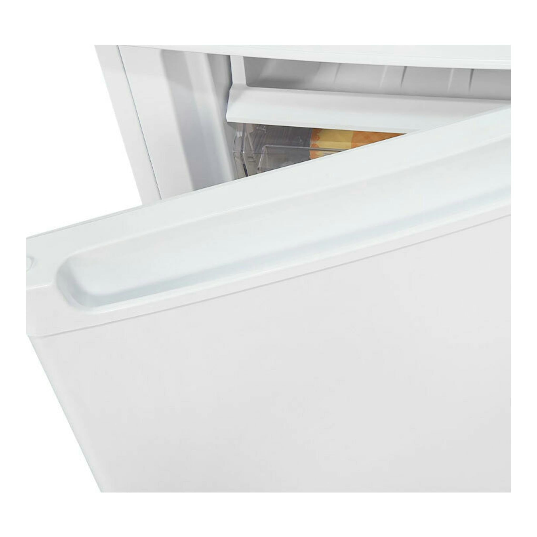 Frigorífico combi Exquisit KGC232-60-E-040E blanco, vista en ángulo con la puerta abierta.