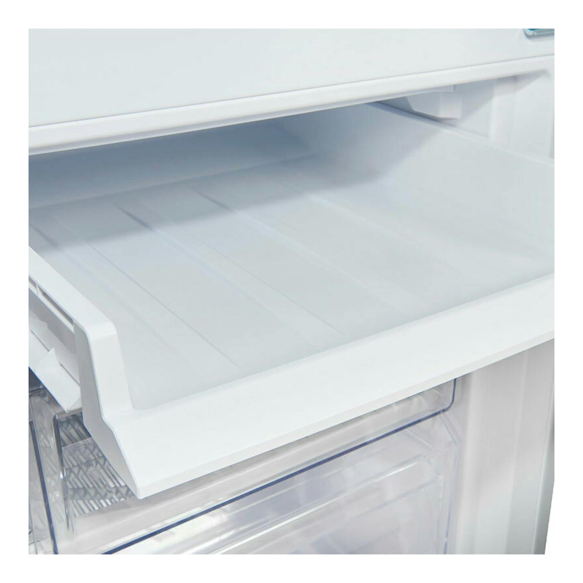 Interior de frigorífico combi Exquisit KGC232-60-E-040E blanco, con cajón transparente en primer plano.