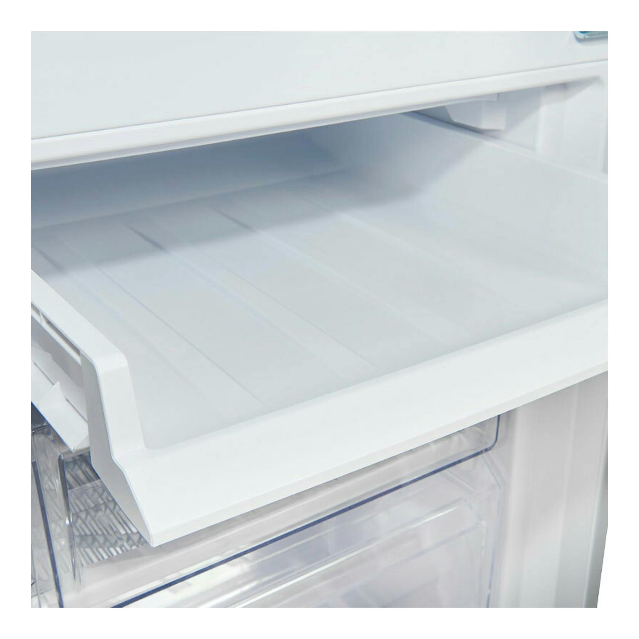 Interior de frigorífico combi Exquisit KGC232-60-E-040E blanco, con cajón transparente en primer plano.