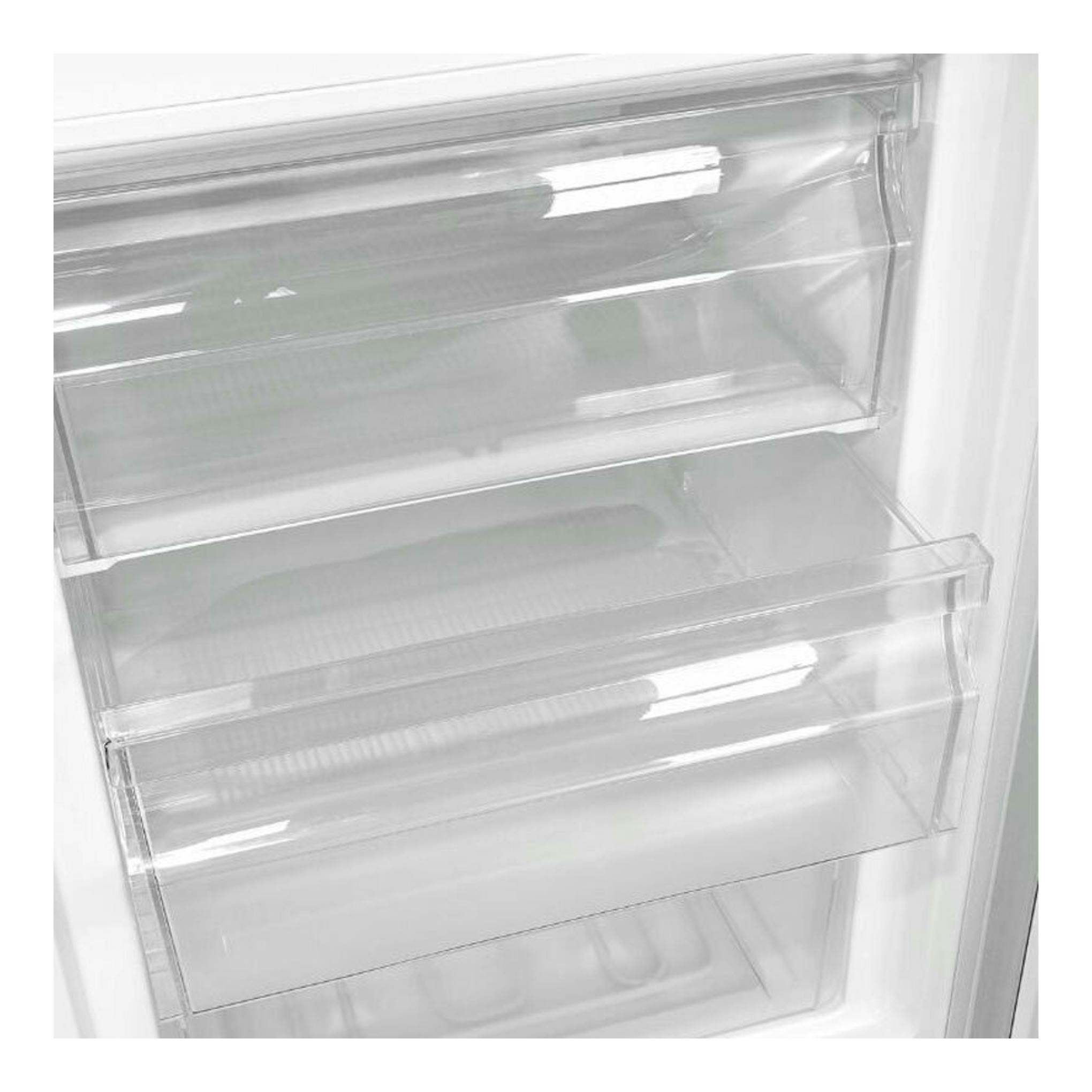 Interior de la puerta de un frigorífico blanco, con dos baldas transparentes de plástico.