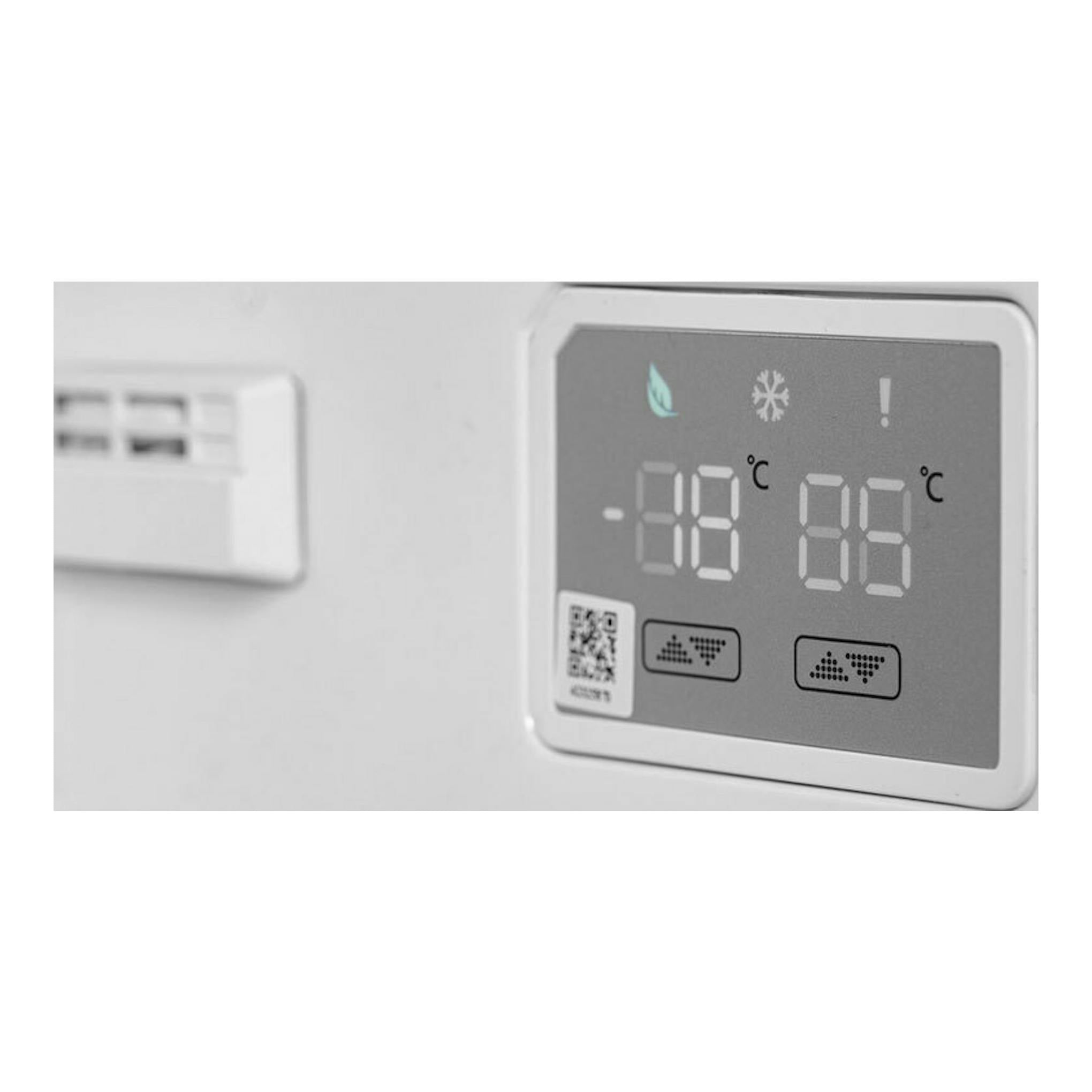 Frigorífico combi Exquisit KGC350-NF-040E blanco, primer plano del panel de control digital.