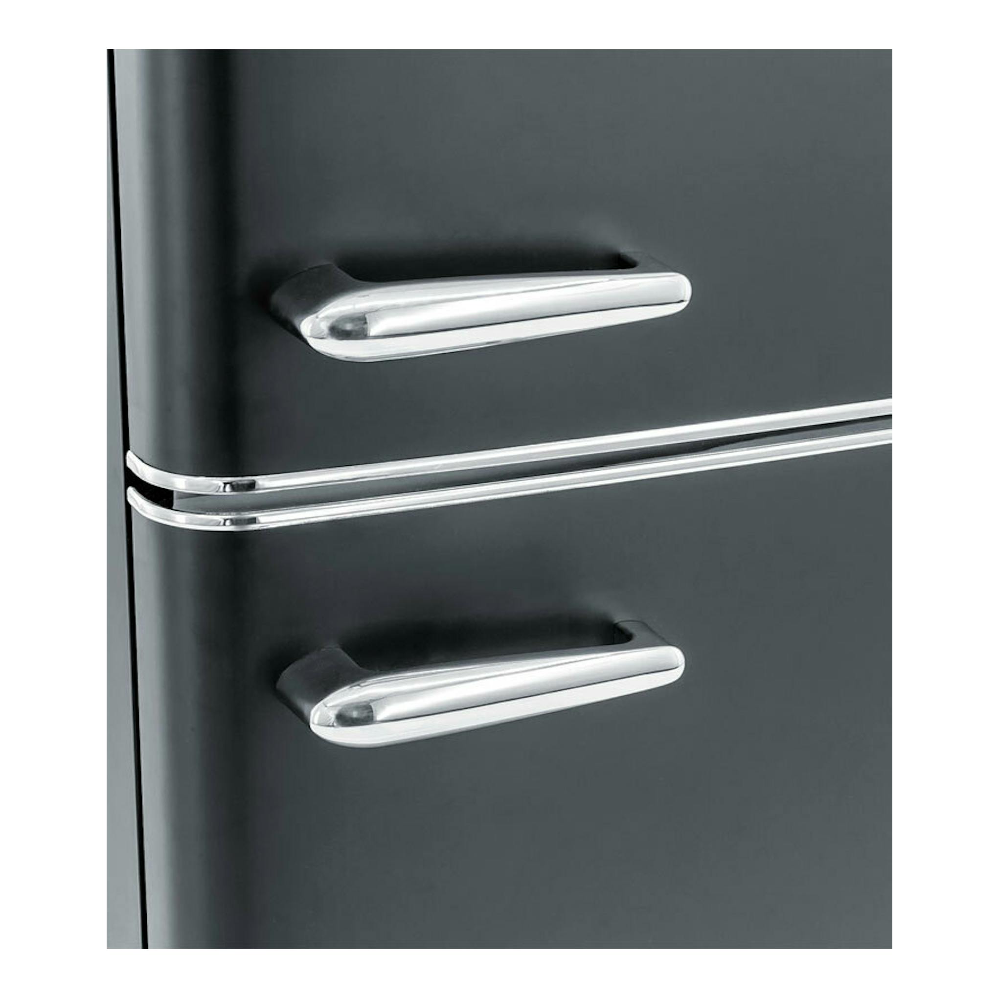 Frigorífico combi Exquisit RKGC250-70-H-160E negro mate, vista frontal parcial con tiradores cromados.