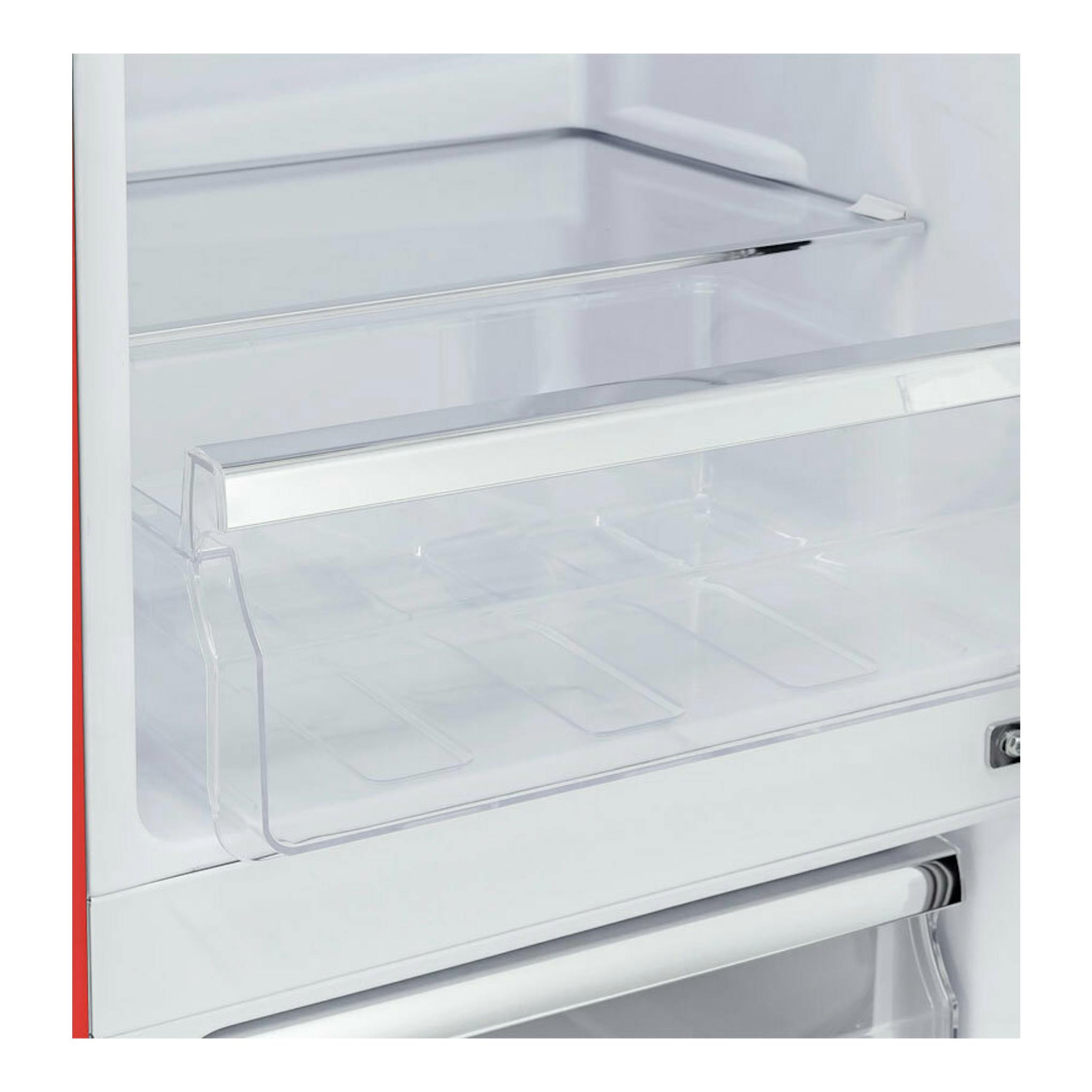 Frigorífico combi Exquisit RKGC250-70-H-160E rojo, vista interior frontal con cajones y baldas transparentes.