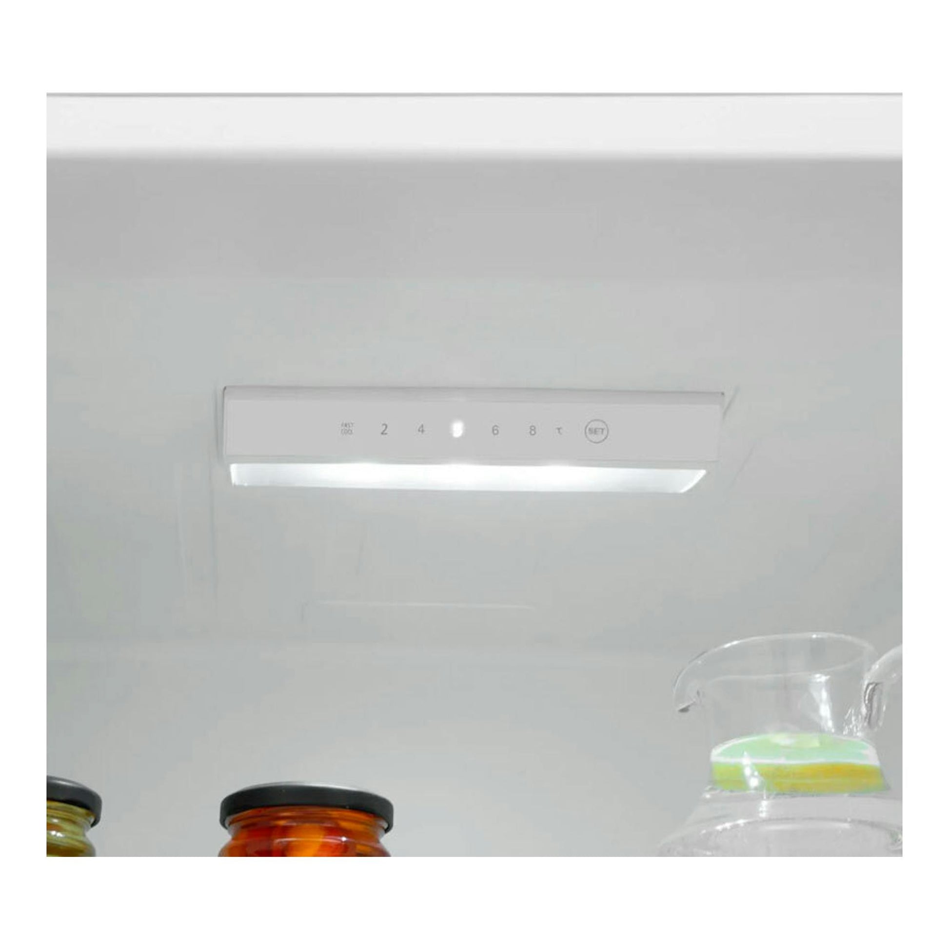 Interior de frigorífico blanco Fagor 3FFK-5510, con panel de control superior y luz encendida.