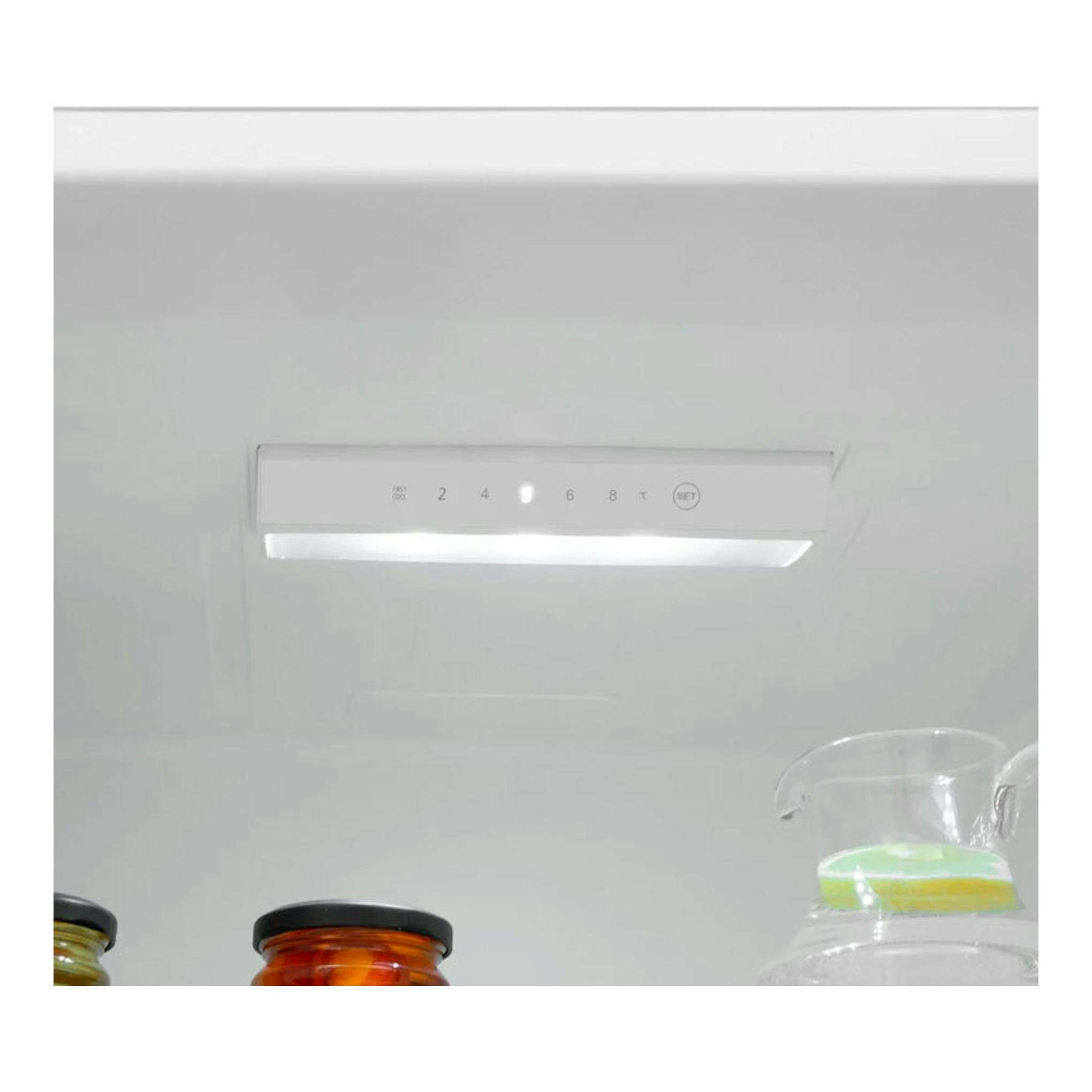 Interior de frigorífico blanco Fagor 3FFK-5510, con panel de control superior y luz encendida.