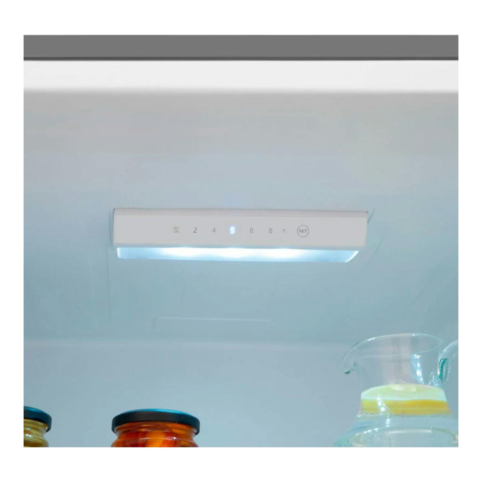 Interior de frigorífico combi Fagor 3FFK-5510X inox, con luz superior y panel de control.