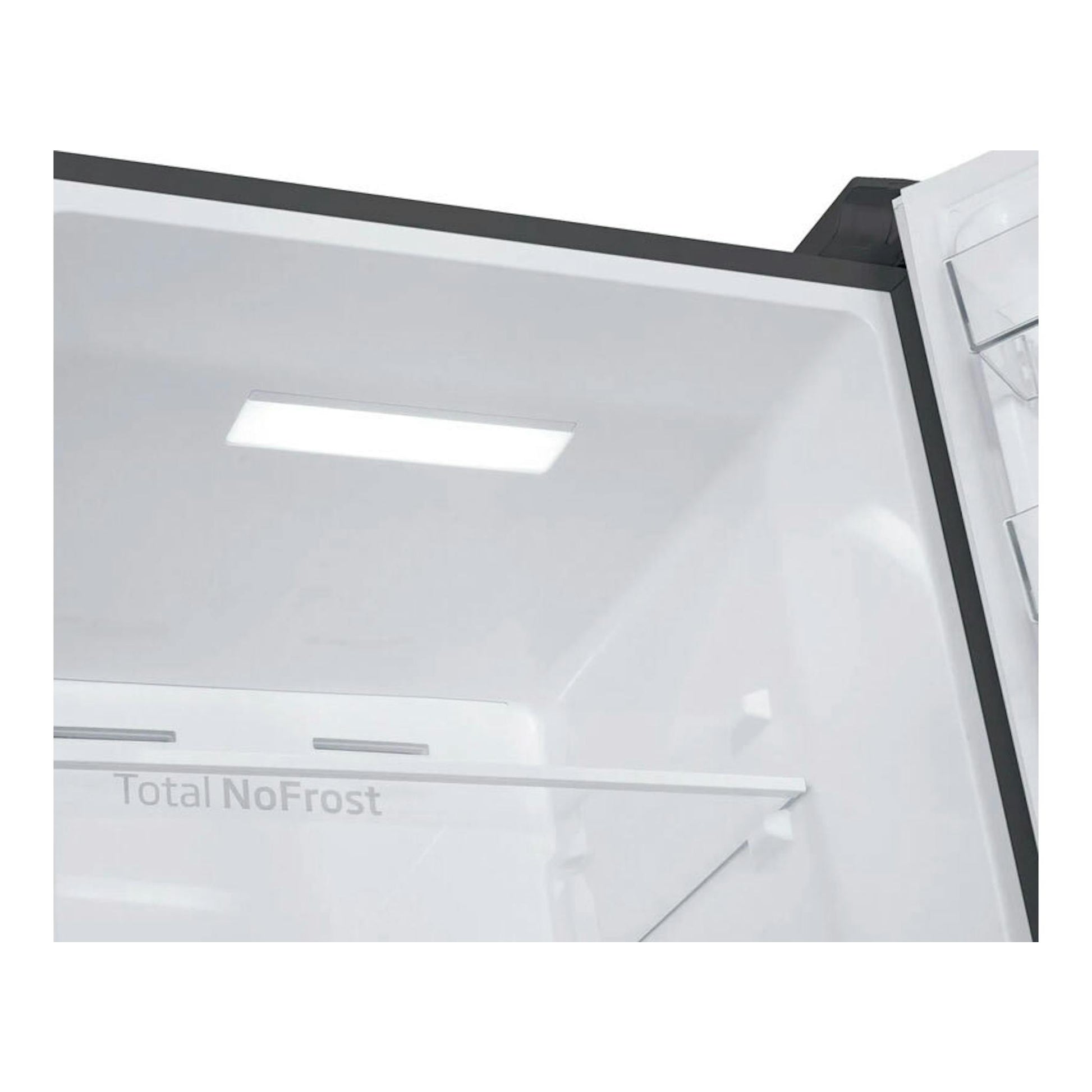 Interior de frigorífico combi Fagor 3FFK-6677X Inox, vista parcial con estante y luz, Total NoFrost.